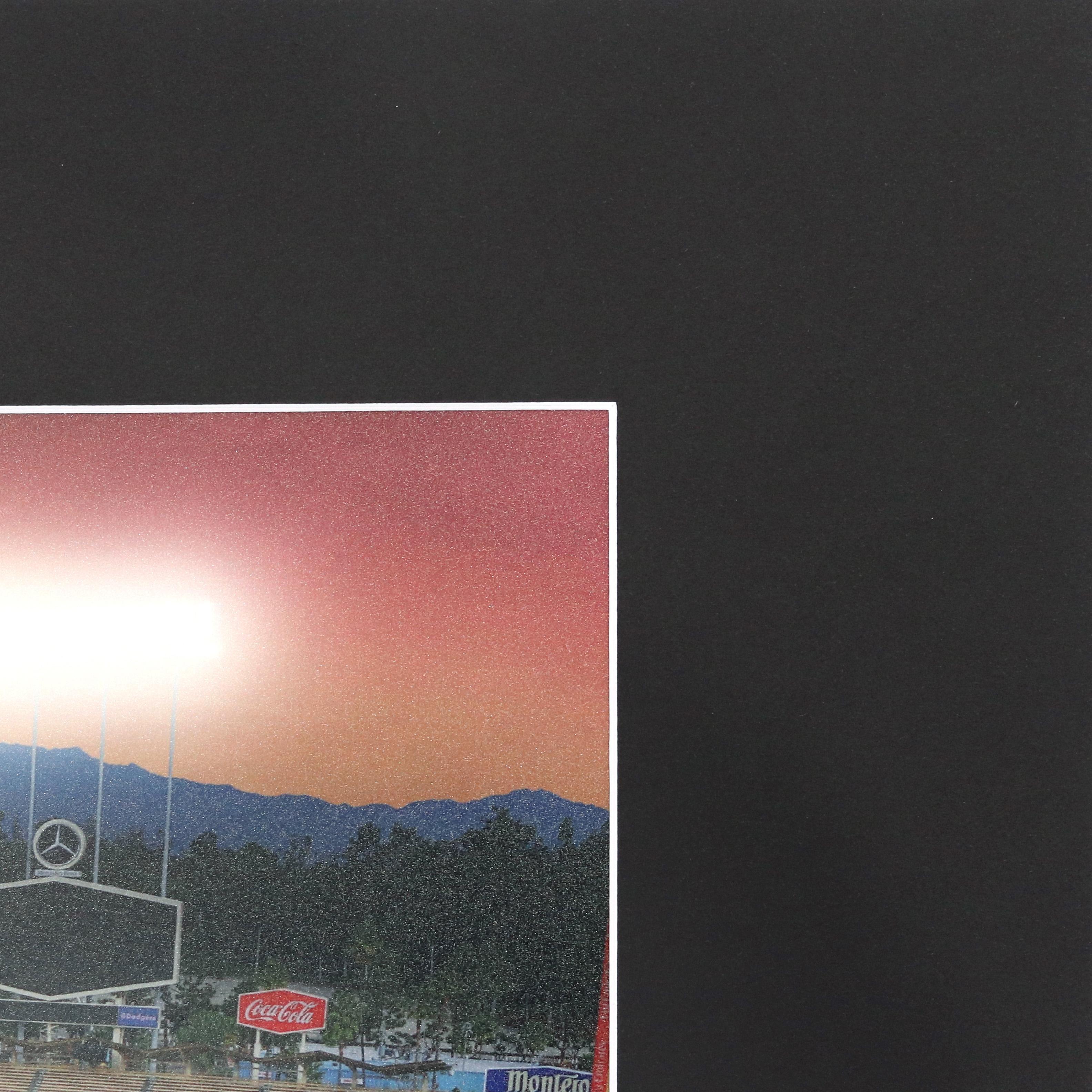 Dodger Stadium: è quasi ora di giocare di nuovo - Fotografia urbana - Pittura su carta in vendita 1
