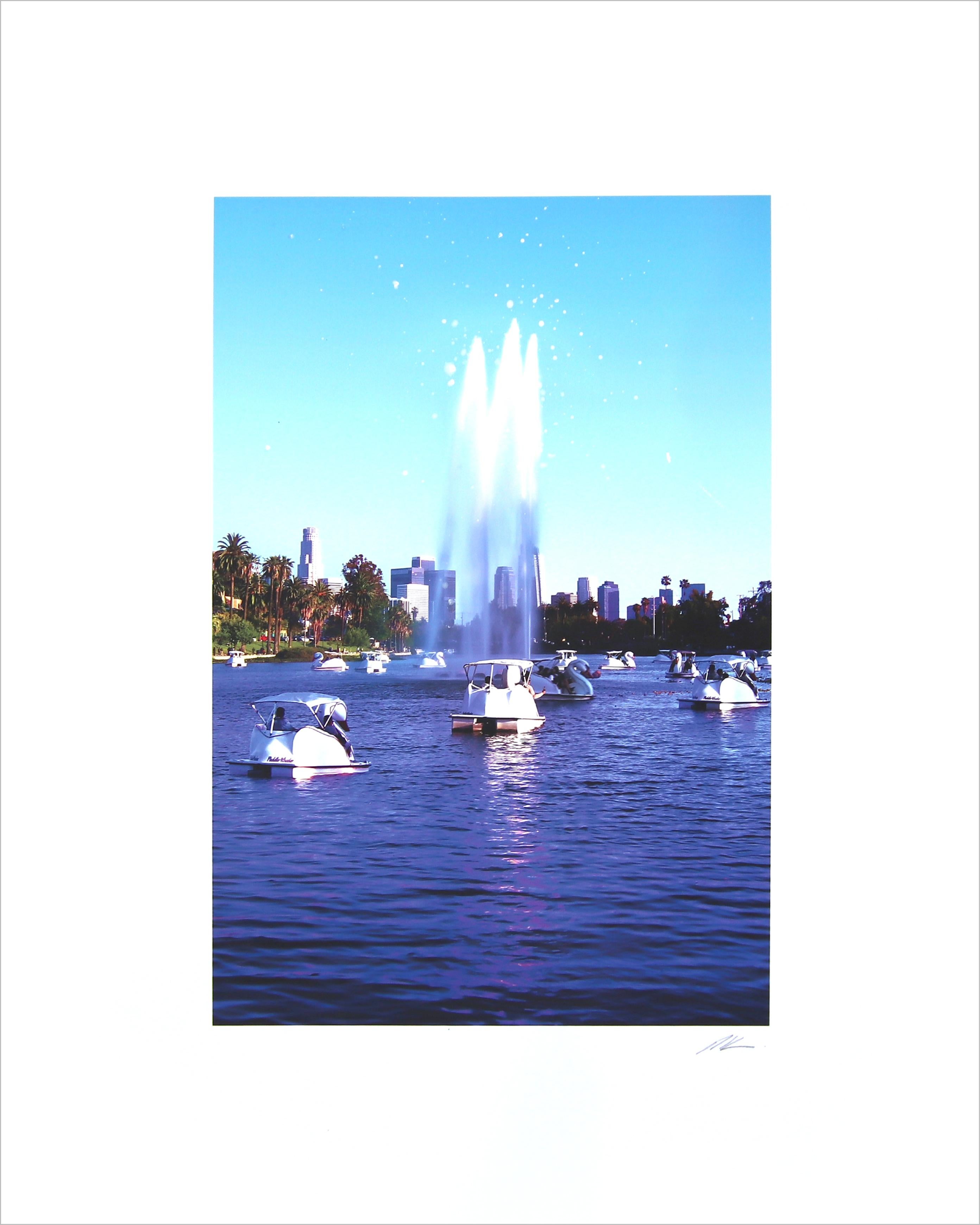 Echo Park Swans - Leuchtend blaue Landschaftsfotografie, Gemälde auf Papier
