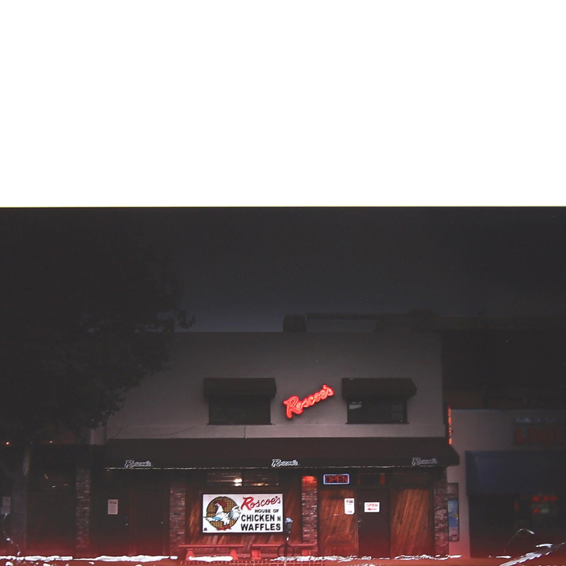 SPIN Roscoes - Photographie de restaurant urbain - Peinture d'art sur papier - Noir Landscape Photograph par Pete Kasprzak