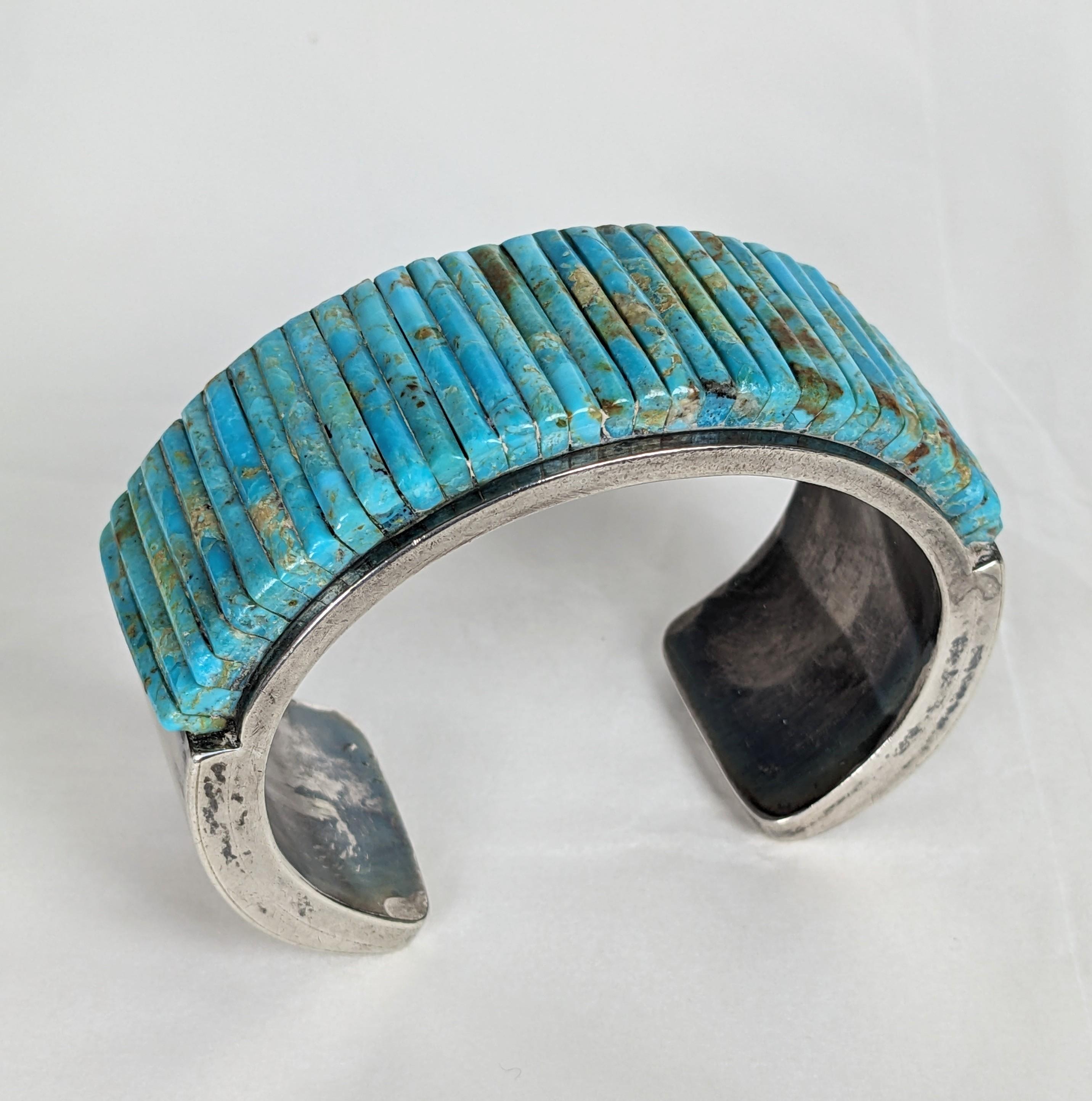 Stupendo bracciale in argento sterling con intarsi in turchese Navajo dell'artista nativo americano Pete Sierra.  
Questo straordinario bracciale da collezione presenta una splendida serie di pietre multicolore turchesi tagliate su misura