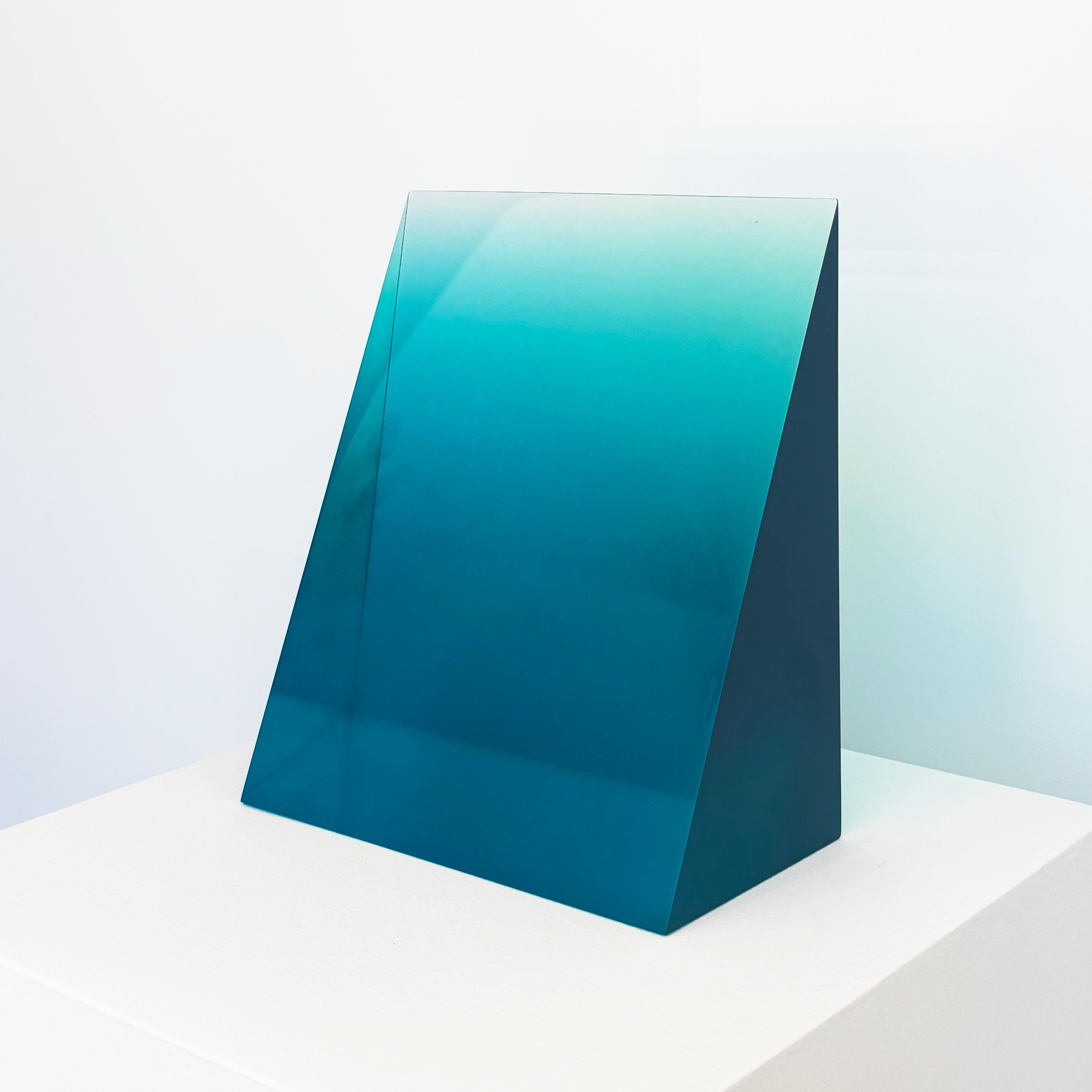 Peter Alexander Abstract Sculpture – Ohne Titel (Aquablaues Urethan-Keilstück), um 2006–2020