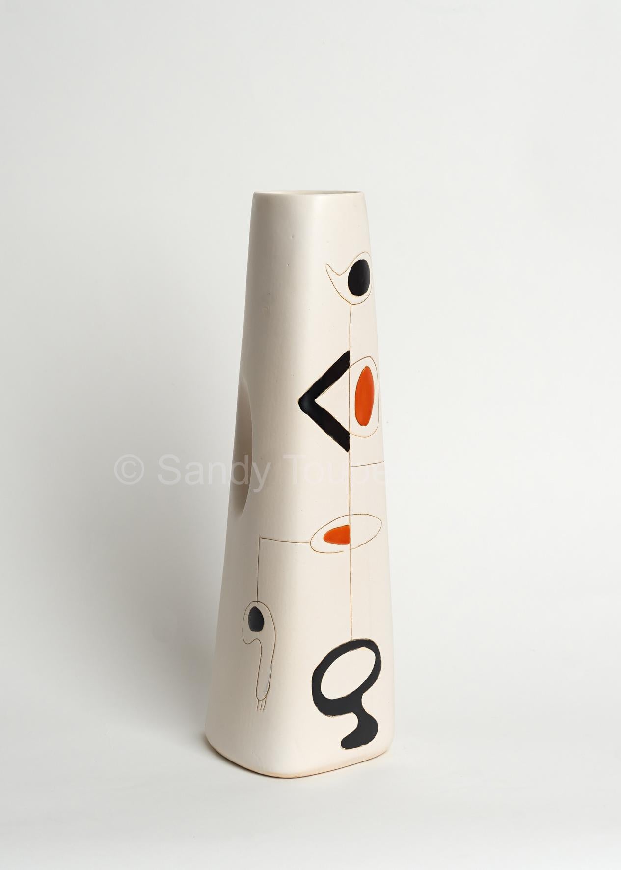 Earthenware vase glazed in white with abstract and geometric decoration engraved and over-glazed in shinny black and orange.
Hand-decorated piece, made in France, circa 1950-1960.
Typical Mid-Century Modern abstract and geometric design,