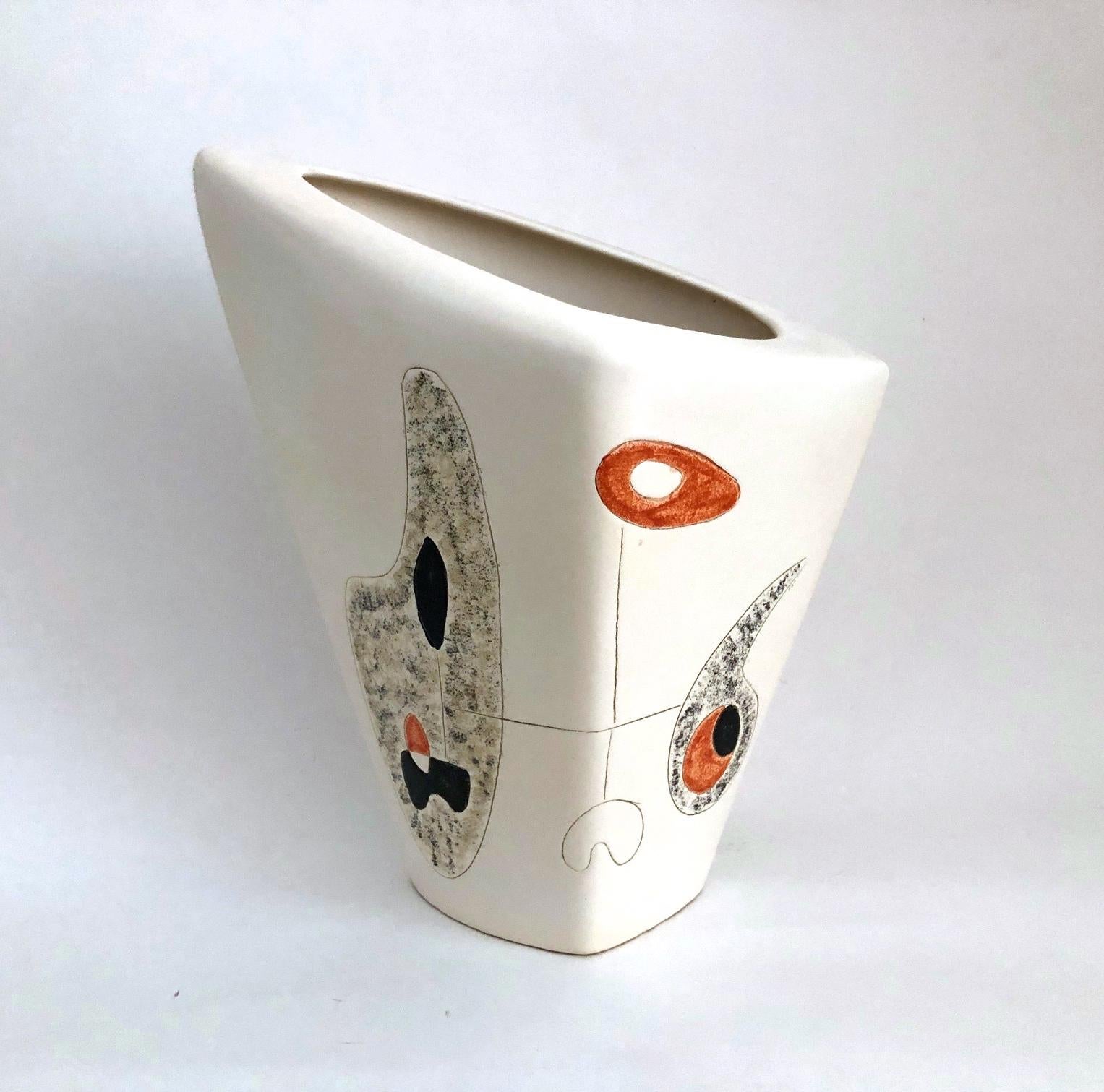Earthenware vase glazed in white with abstract and geometric decoration engraved and over-glazed in shiny black and orange.
Hand-decorated piece, made in France, circa 1950-1960.
Typical Mid-Century Modern abstract and geometric design,