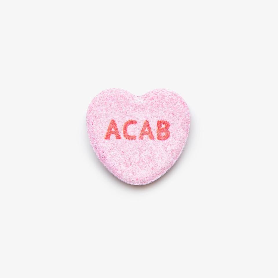 ACAB
Digitaler C-Print / Archivpigmentdruck
Auflage von 5 Stück pro Größe
Verfügbare Größen:
24 x 24 Zoll.
36 x 36 Zoll.

Refined Sugar Collection.

Da dieser Druck direkt vom Verlag versandt wird, kann der Verkäufer den Käufern erst am Verkaufsort