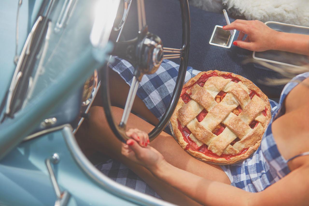 Peter Andrew Lusztyk - Cherry Pie, photographie 2023, imprimée d'après
