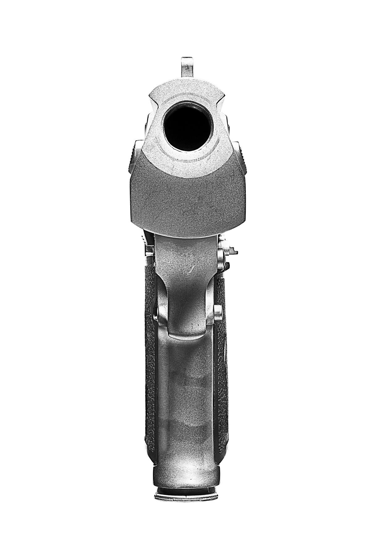 Desert Eagle
C.C.I.C. / Impression pigmentaire d'archives
Tailles disponibles :
36 x 72 in - Edition de 20
48 x 96 in - Edition de 10

Dans Point Blank, l'agrandissement des armes de poing par Lusztyk anthropomorphise et abstrait son sujet pour