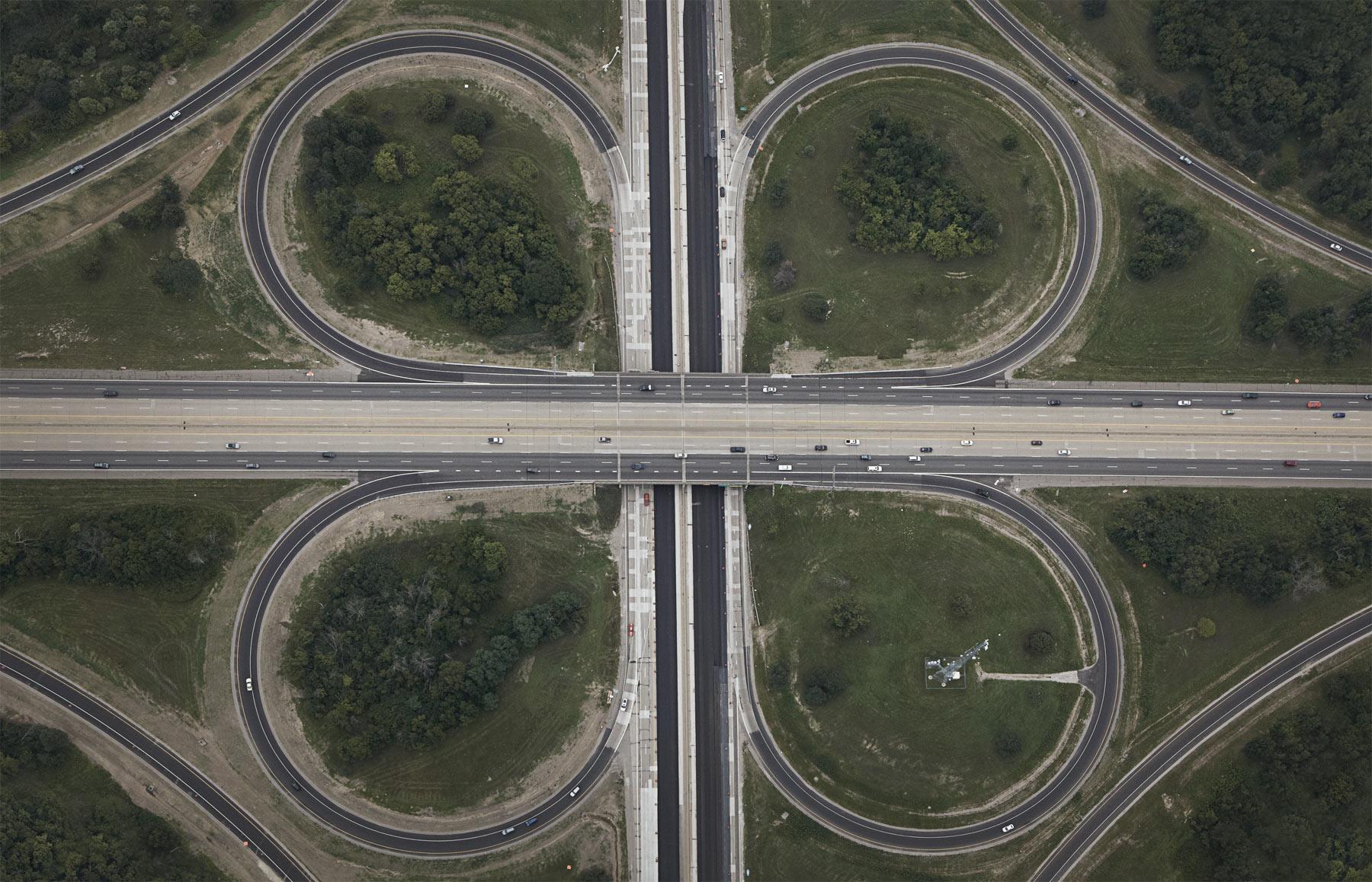 Detroit II
Digitaler C-Print / Archivpigmentdruck
Verfügbare Größen:
40 x 60 Zoll - Auflage von 10
60 x 90 Zoll - Auflage von 5

Seit seinen Anfängen hat Lusztyks Projekt Interchanges den Künstler auf der Suche nach einem ganz besonderen Thema durch
