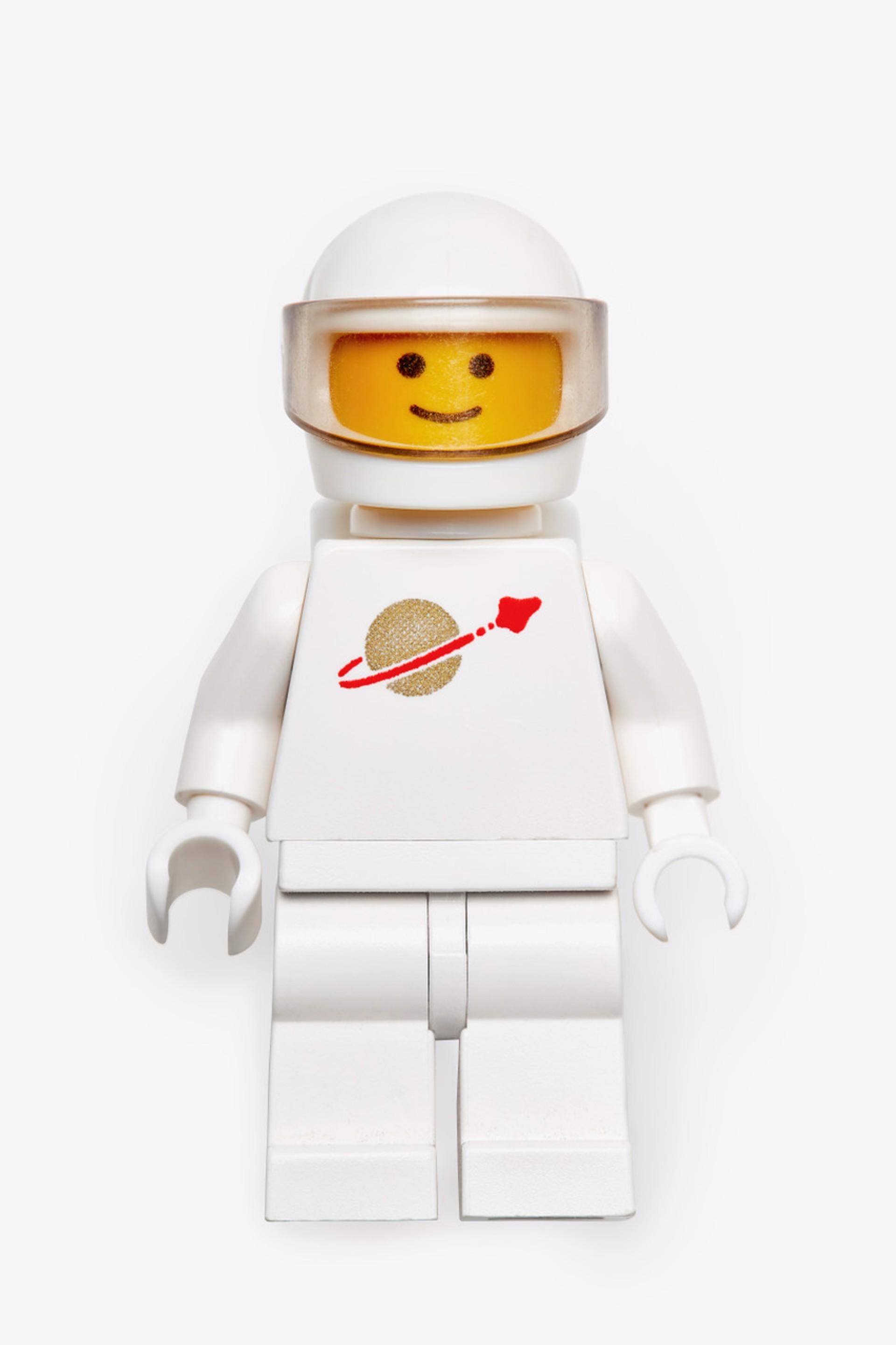 Lego "Astro"
Digitaler C-Print / Archivpigmentdruck
Auflage von 5 Stück pro Größe
Verfügbare Größen:
36 x 24
48 x 36
60 x 48

Die Serie "Collectible" befasst sich auf Makroebene mit Münzen, Banknoten und Briefmarken. Diese Bilder werden mit der