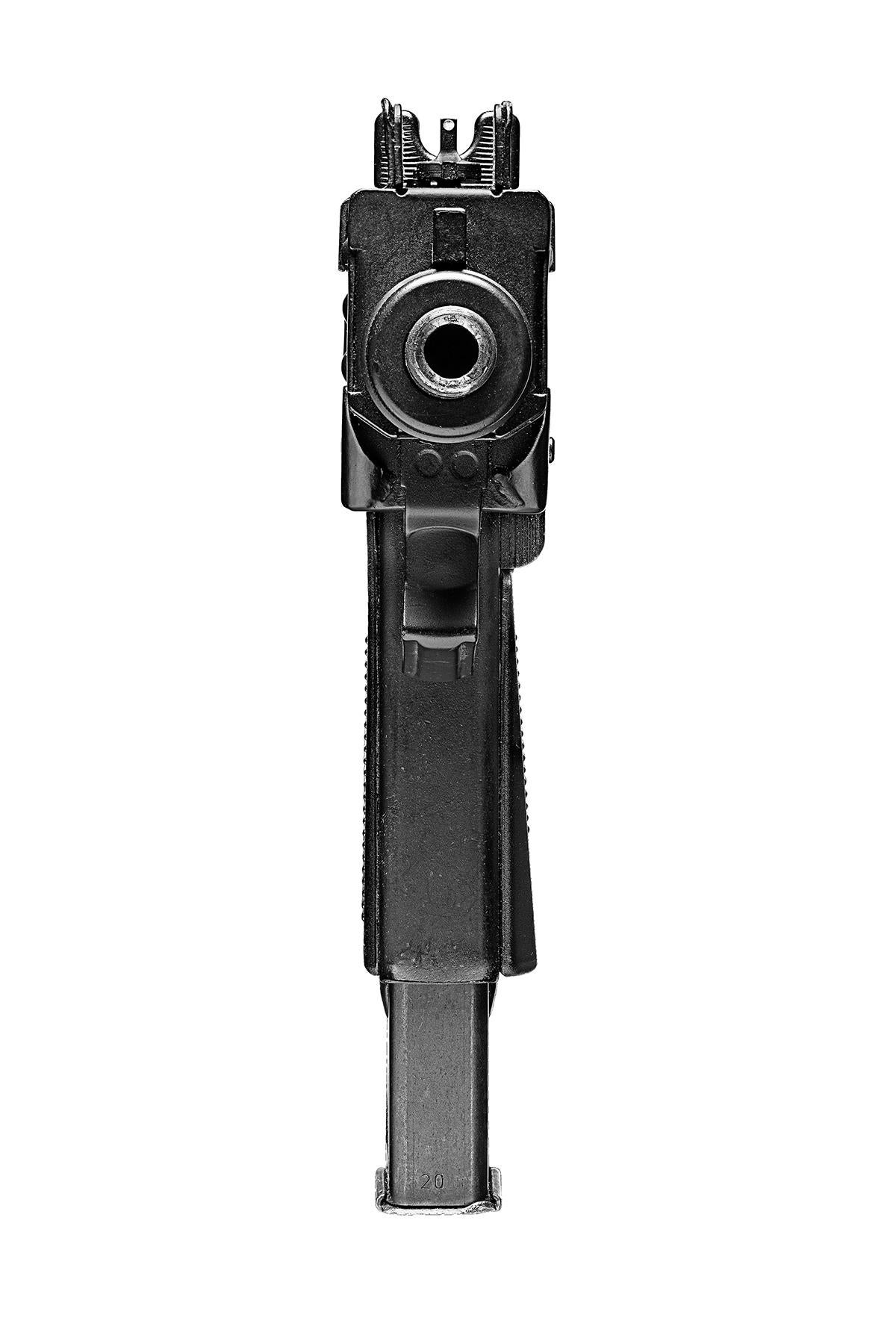 Mico UZI
Digitaler C-Print / Archivpigmentdruck
Verfügbare Größen:
36 x 72 Zoll - Auflage: 20
48 x 96 Zoll - Auflage von 10

In Point Blank vermenschlicht und abstrahiert Lusztyk den Gegenstand von Handfeuerwaffen und schafft so entmystifizierte