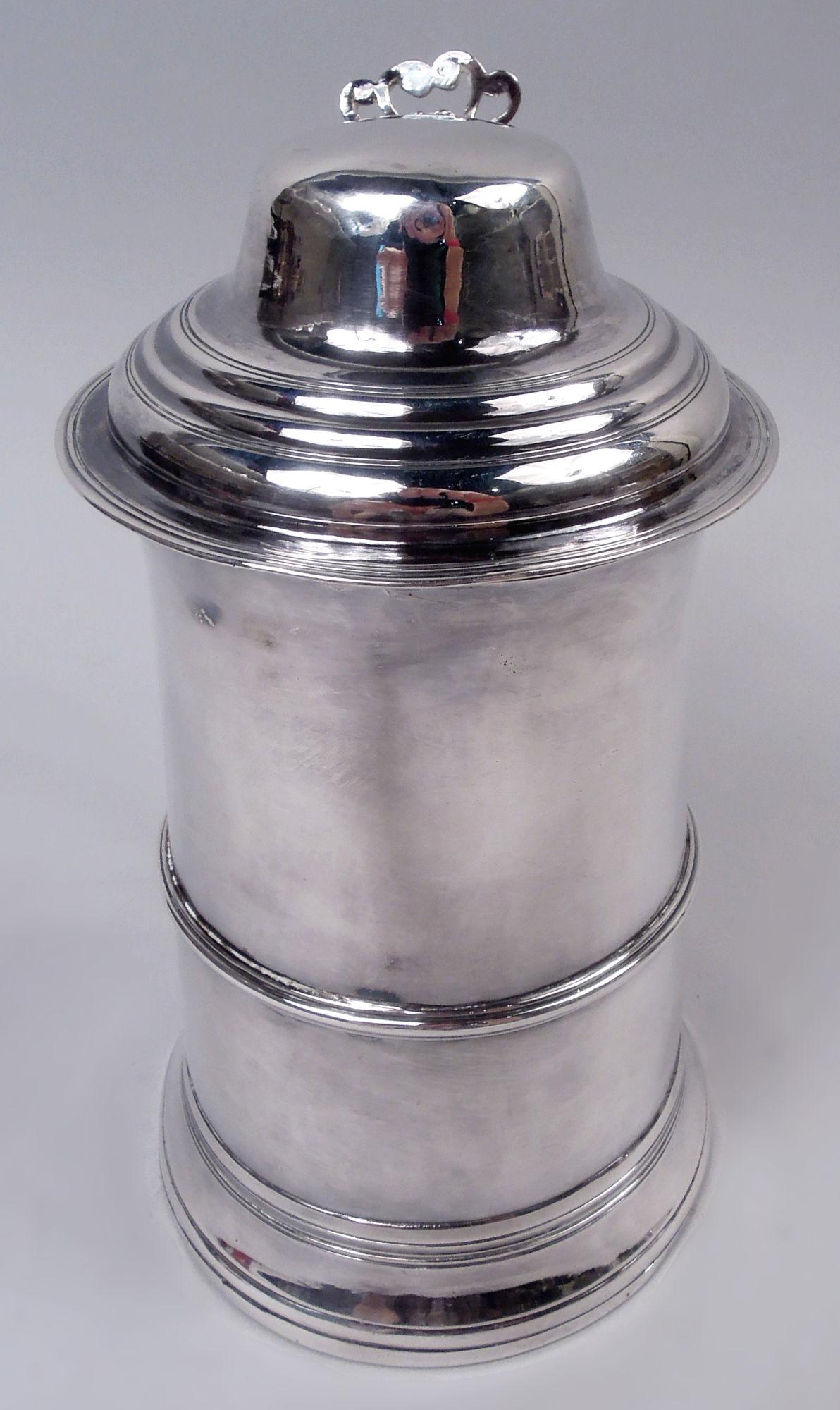 Boccale in argento sterling di Giorgio III. Realizzato da Peter and Ann Bateman a Londra nel 1794. Cilindro conico con profilo a ghiera verso l'alto; piede rialzato e divaricato. Coperchio incernierato e a doppia cupola con appoggio per il pollice a
