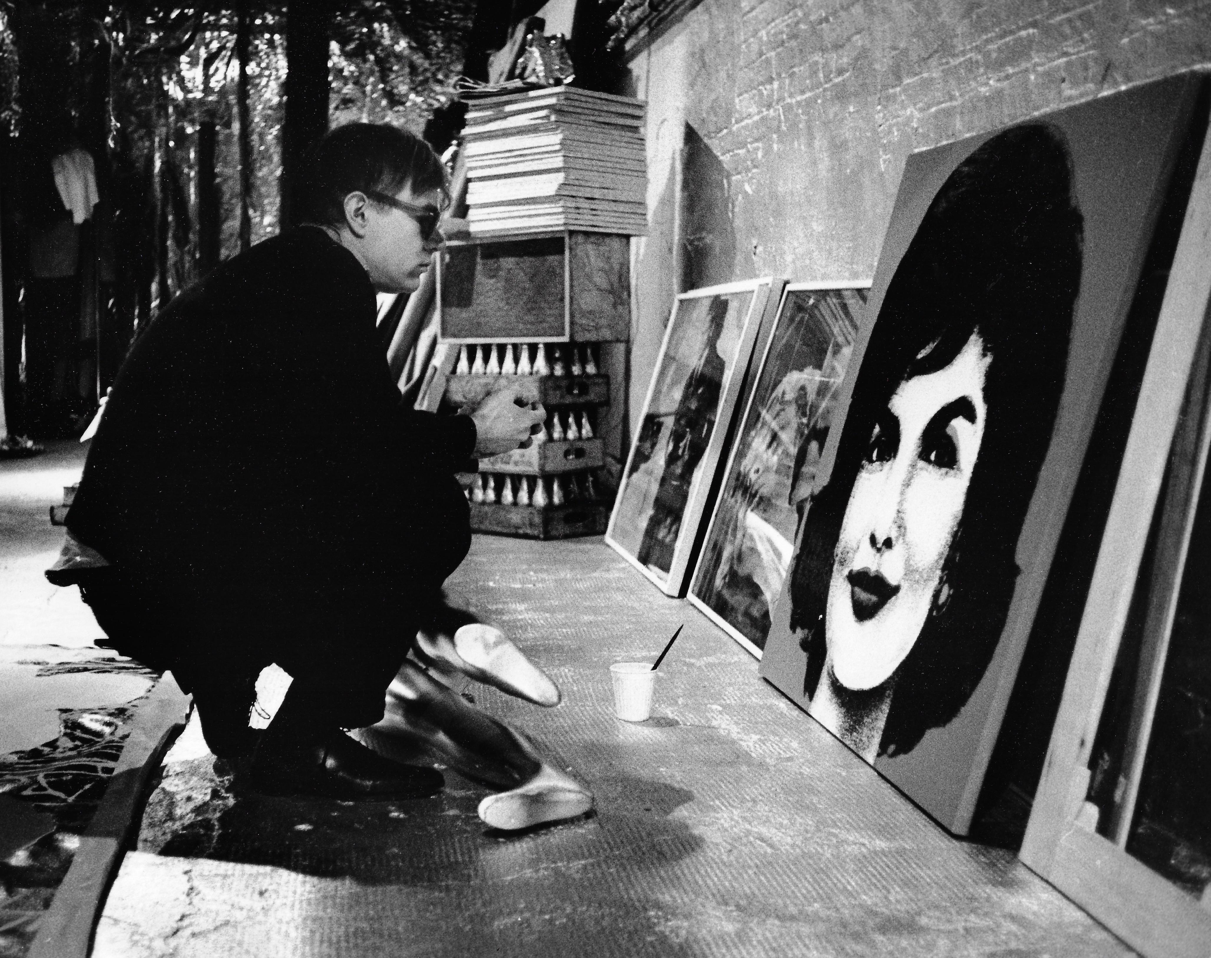 Peter Basch Black and White Photograph – Warhol: „Die Fabrik“