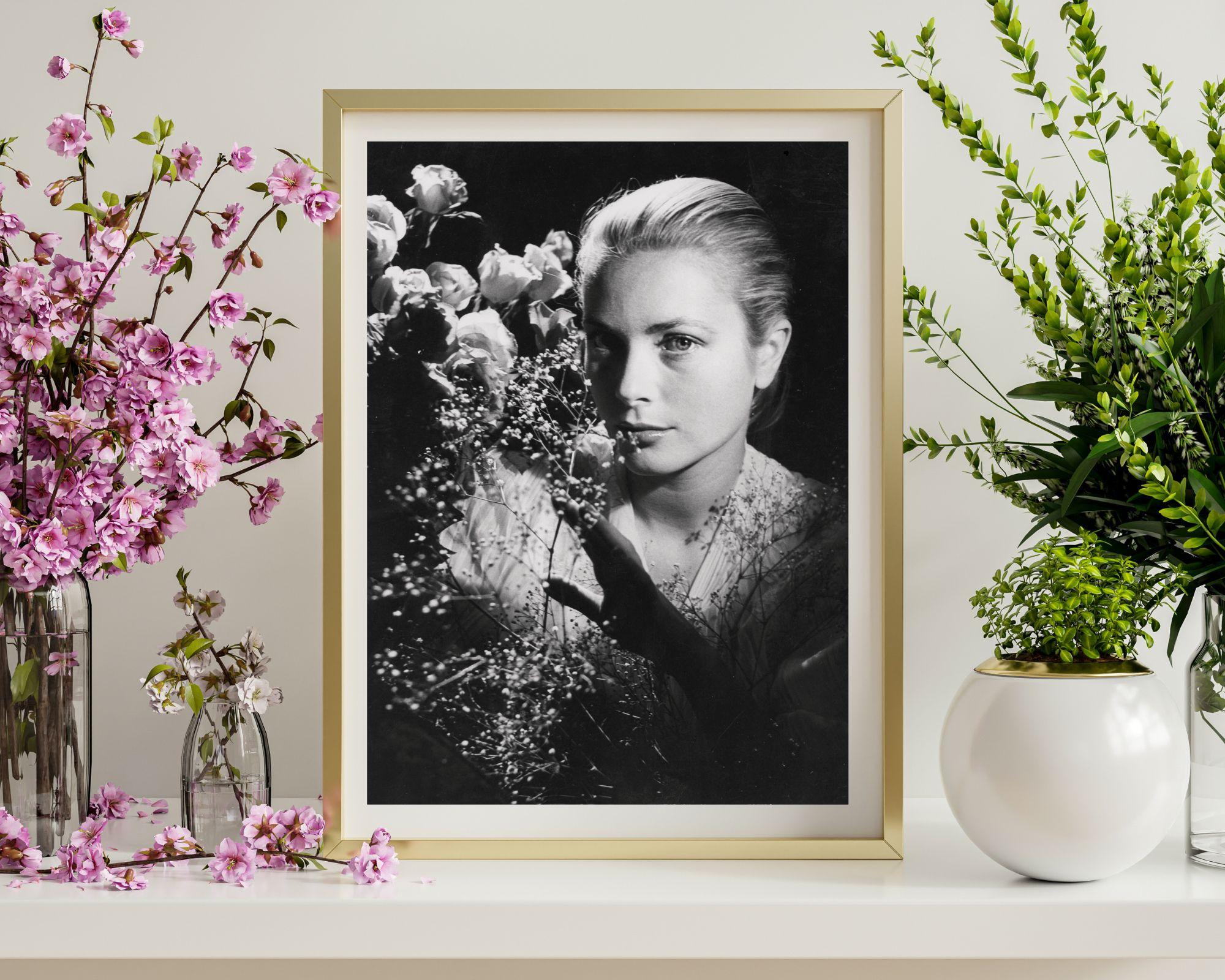 Grace Kelly Hinter Blumen – Photograph von Peter Basch