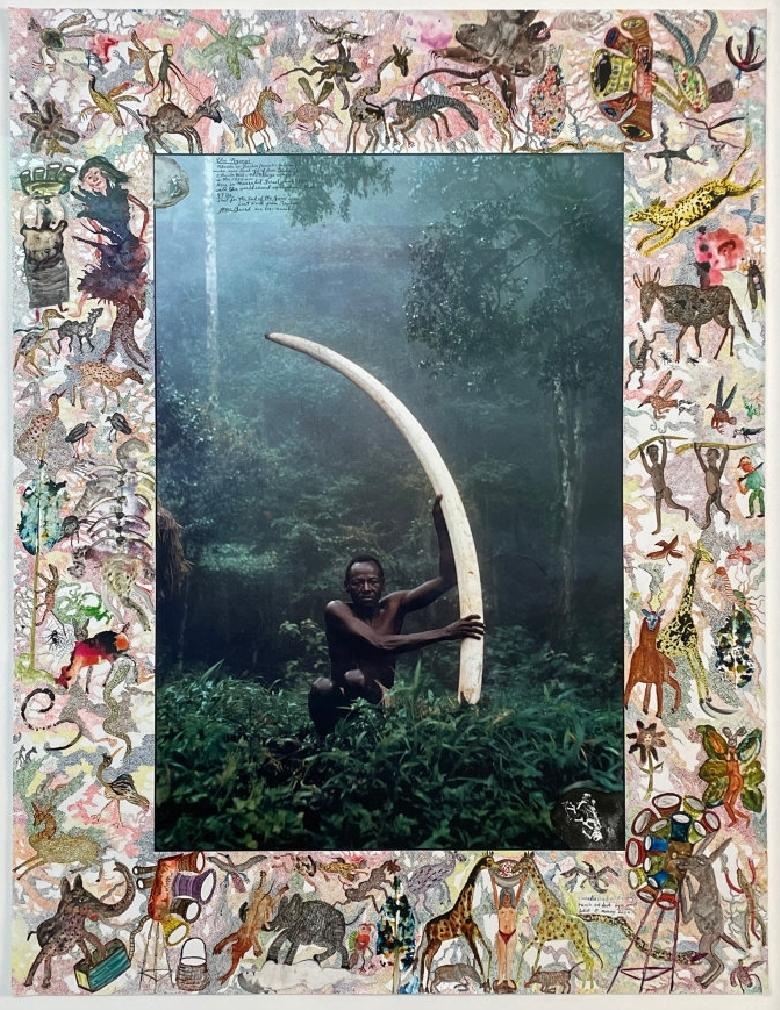 Elui mit Weltrekord-Stoßzahn einer Elefantenkuh, 47 Pfund, Marsabit Forest, Kenia - Kunst – Art von Peter Beard