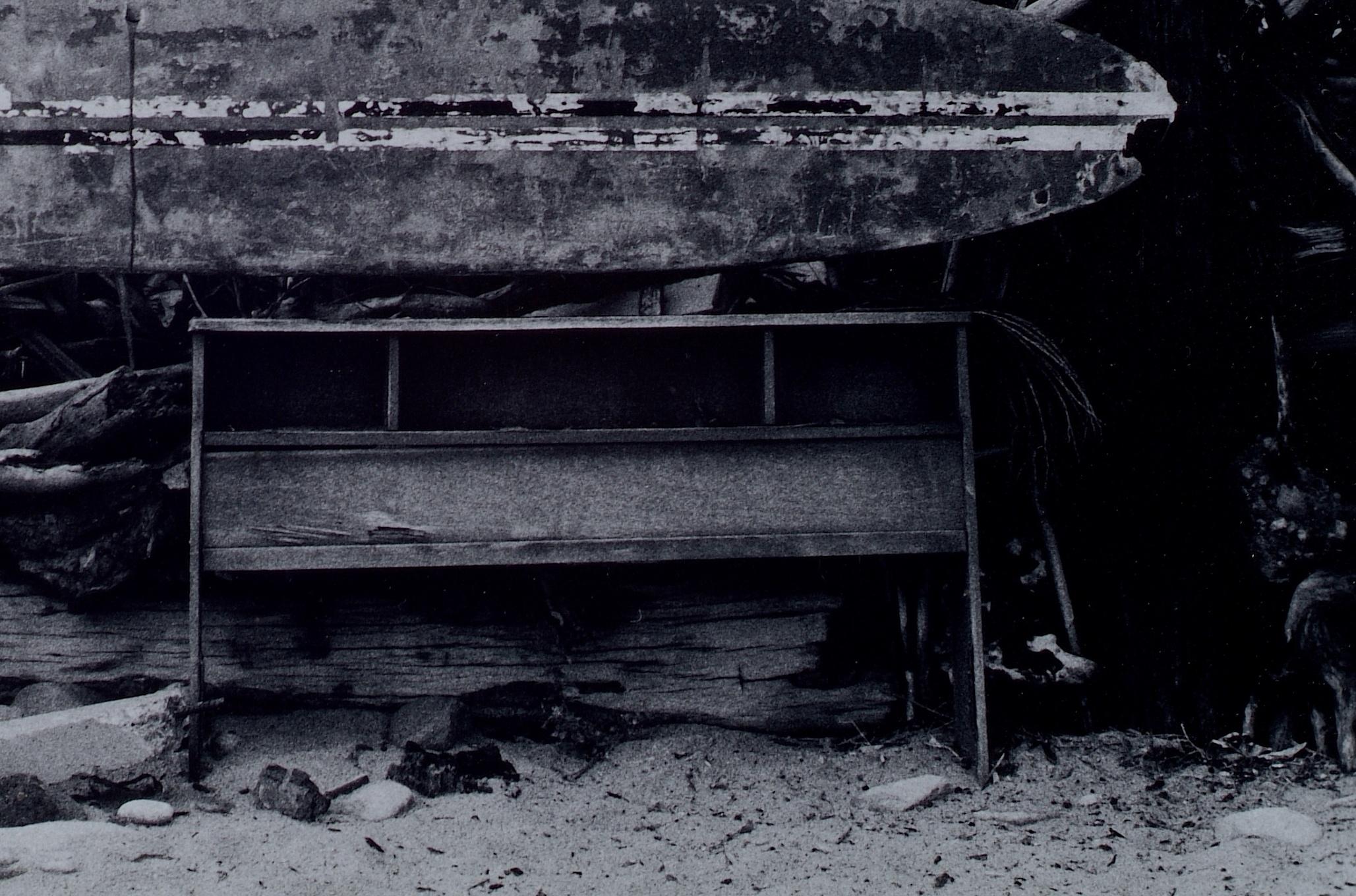 Vieille planche de surf, Topanga Beach, Californie, États-Unis, Anthony Friedkin, Beach, Surf en vente 1