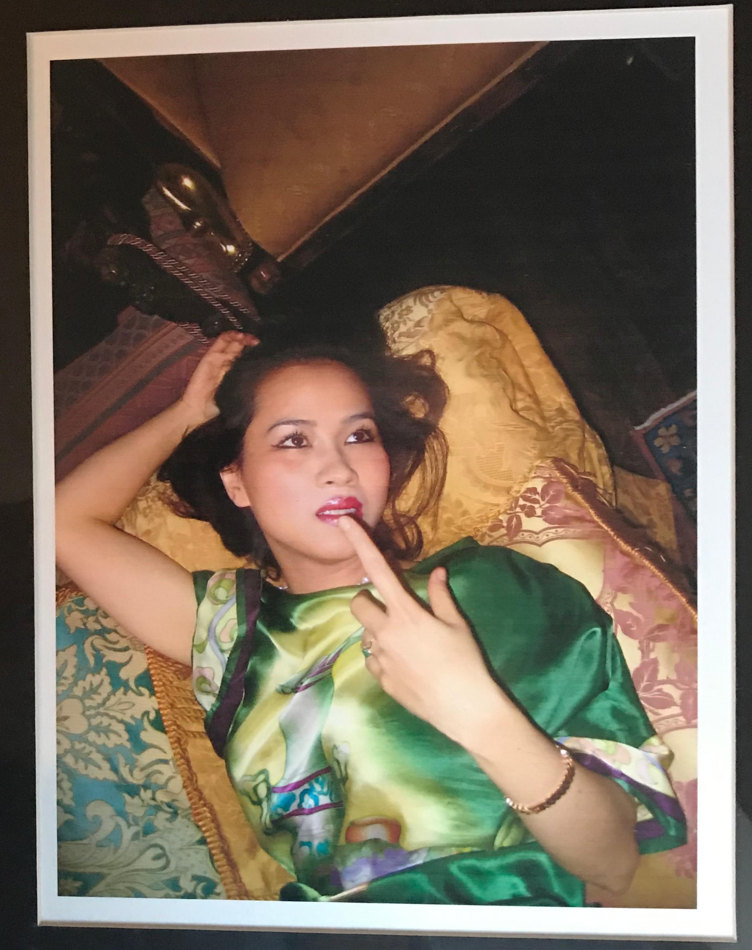 Peters Beard
Portraits de la pianiste de concert classique Chau-Giang Thi Nguyen dans un cadre d'artiste, 2006
Quatre (4) tirages chromogéniques séparés (A.I.C.) dans le cadre de l'artiste. Signé à la main
Signée et datée en gras au marqueur vert
