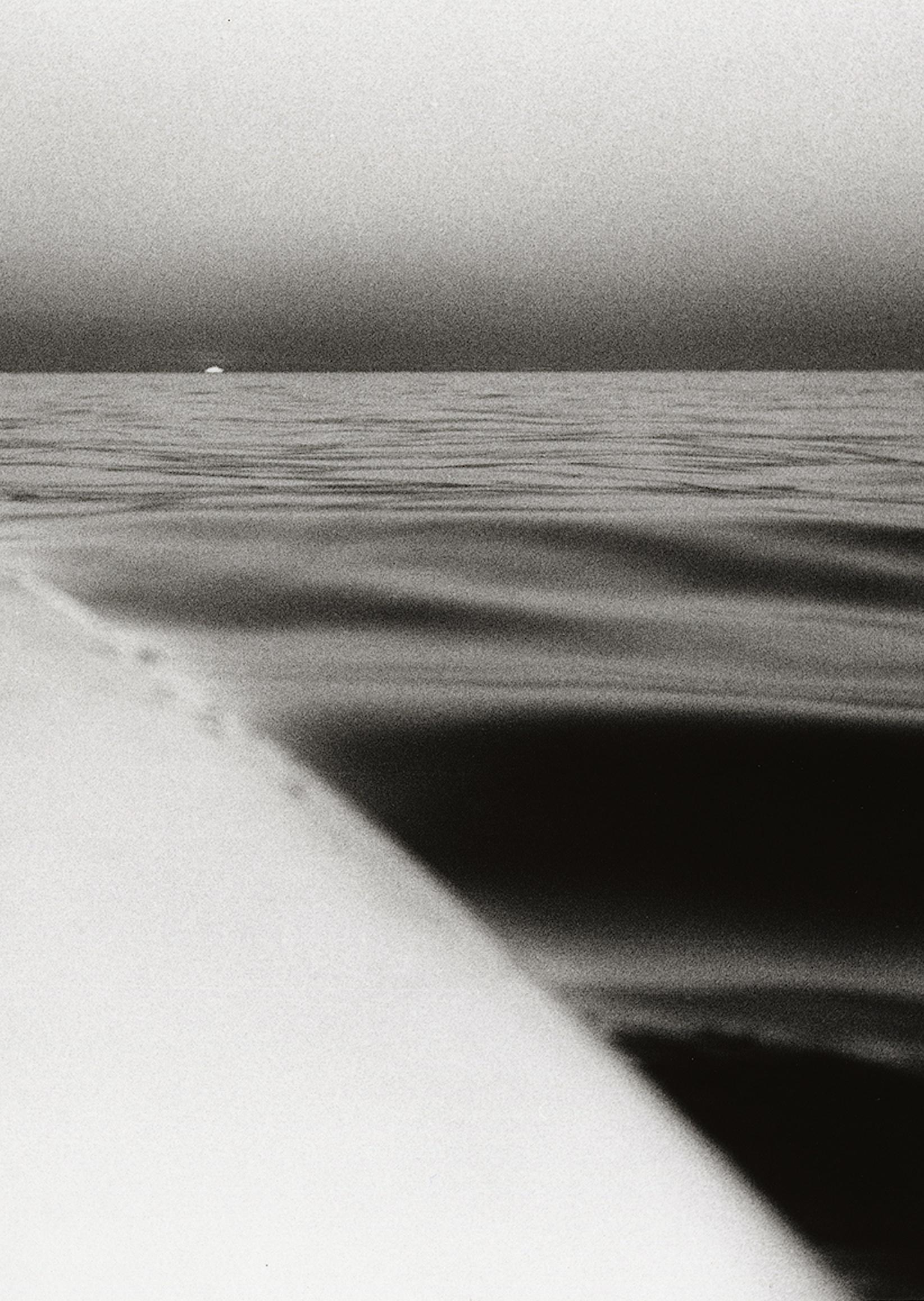 Anthony FRIEDKIN (*1949, America)
Surfboard with Setting Sun, Santa Monica, California, U.S.A., 1980
Silver Gelatin Print, later print
40.6 x 50.8 cm (16 x 20 in.)
Edition of 25
Print only

Born 1949 in Los Angeles, USA, Friedkin currently lives and