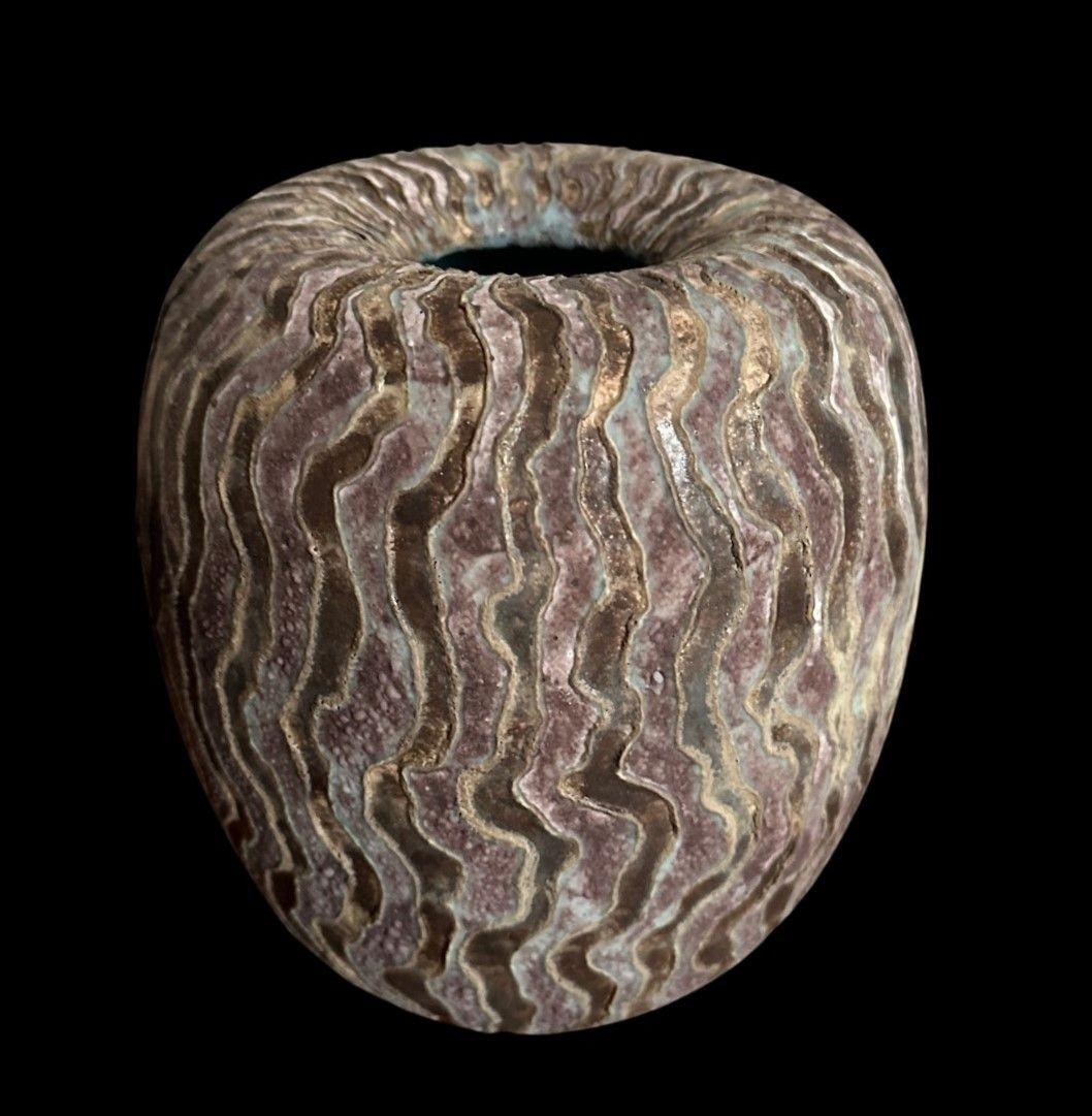 PB37
Peter Beard Vase mit umgedrehtem Rand in Mangan-Wachsresist-Glasur
2024
20cm x 16cm
