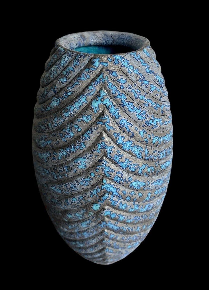 PB 32
Große Peter Beard Vase mit dunkelblauer kobaltfarbener Wachsresistglasur auf einem geschnitzten Gefäß
2024
35cm hoch, 17cm breit