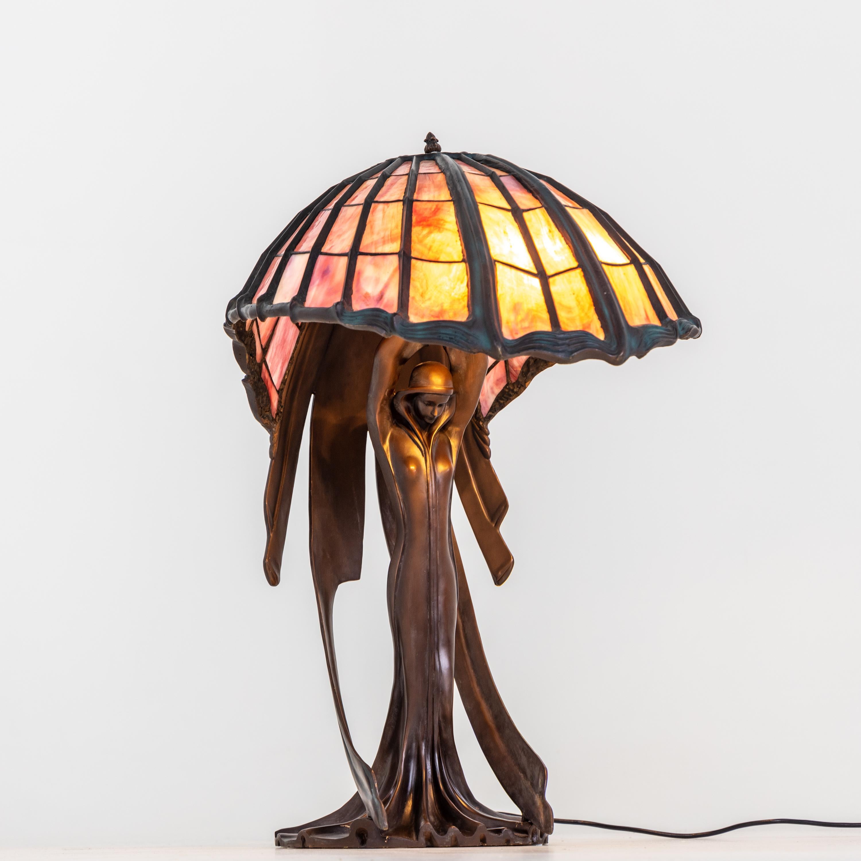 Allemand Lampe de table Flying Lady de Peter Behrens:: style Tiffany:: 2e moitié du 20e siècle