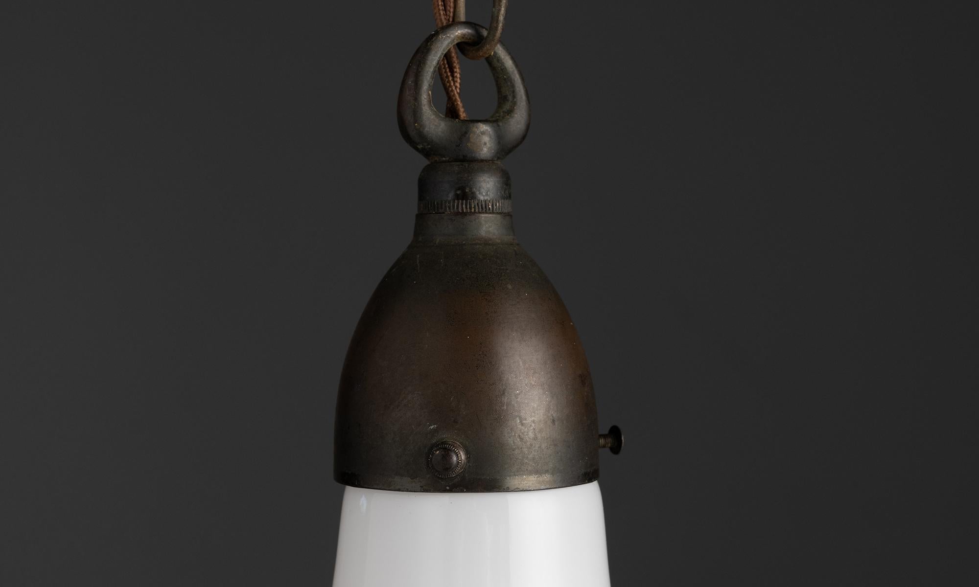 Ciondolo Luzette di Peter Behrens

Germania, 1920

Paralume superiore in vetro opalino con diffusore in vetro acidato, supporto e galleria in acciaio ossidato

10,5