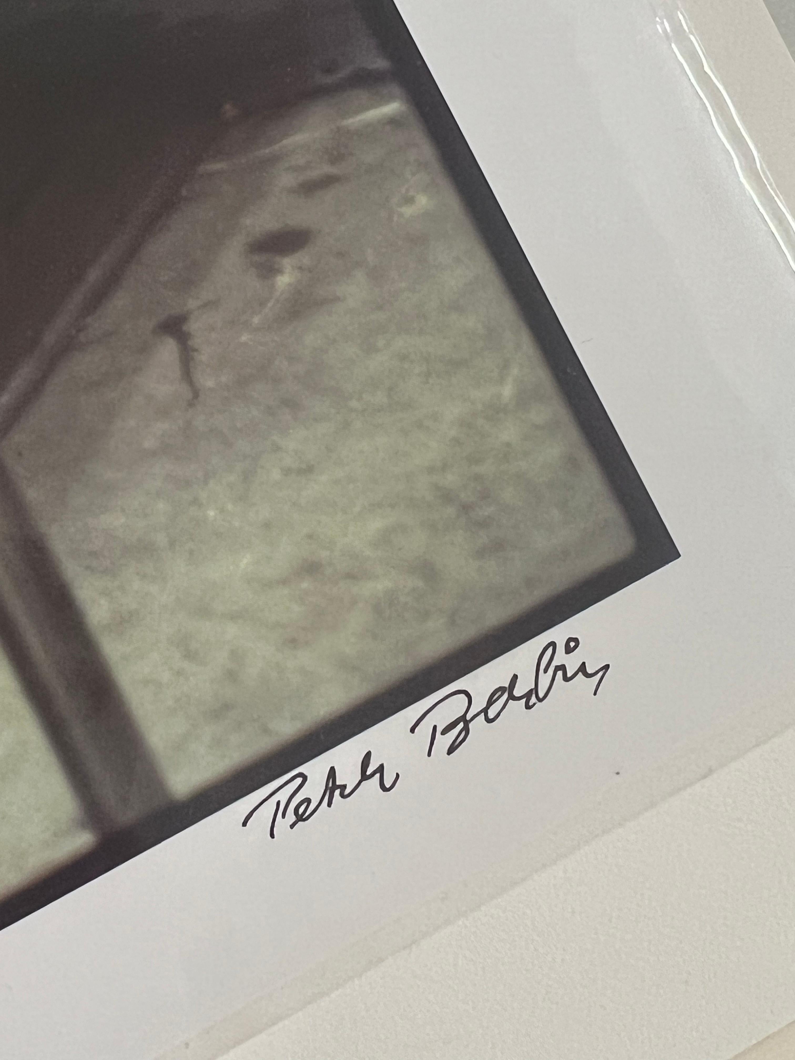 Selbstporträt in der U-Bahn – Photograph von Peter Berlin
