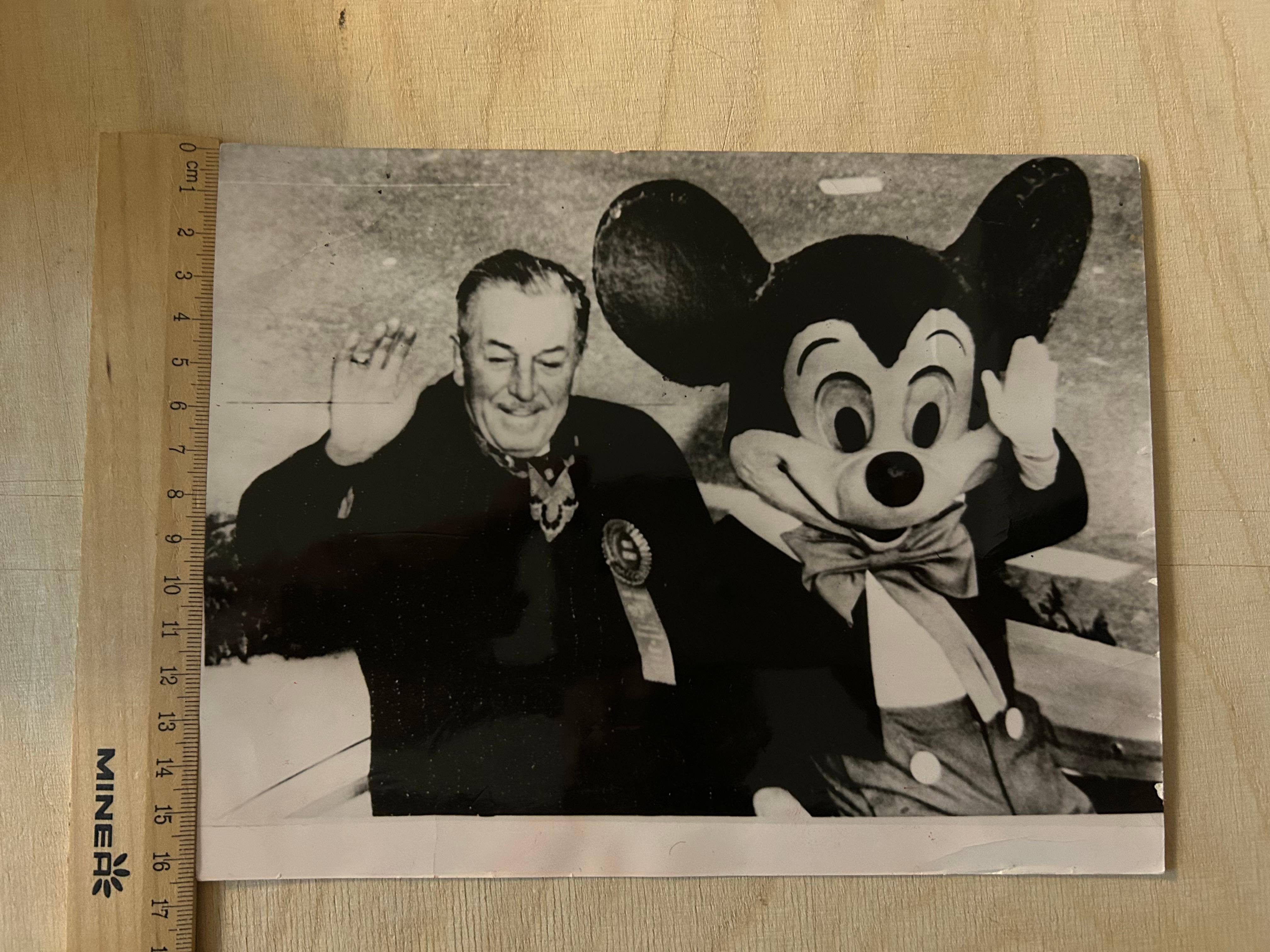 Walter „Walt“ Disney  - Convolute of 7 Original Press Fotos aus der Presse im Angebot 9