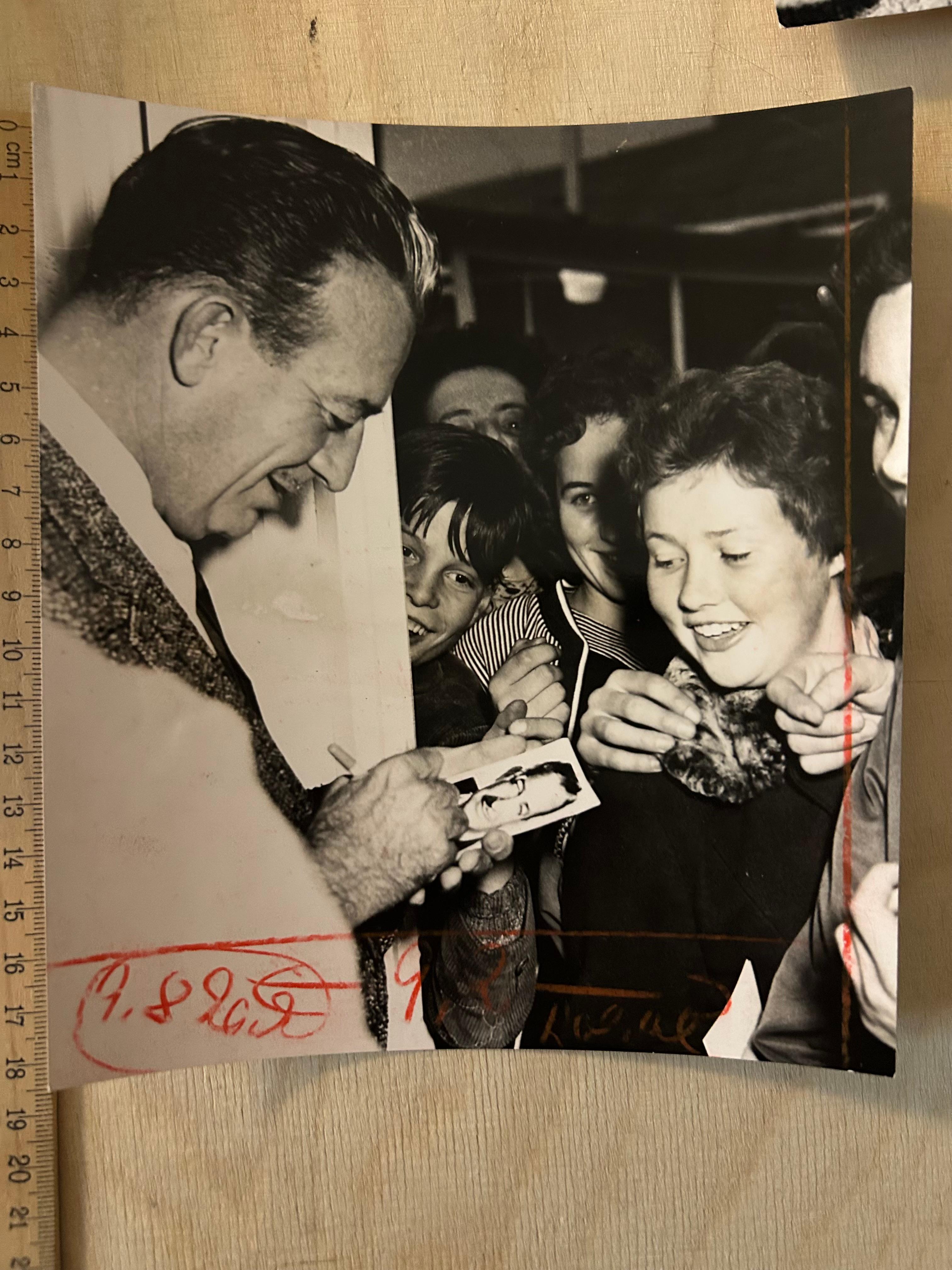 Walter „Walt“ Disney  - Convolute of 7 Original Press Fotos aus der Presse (Schwarz), Black and White Photograph, von Peter Bischoff