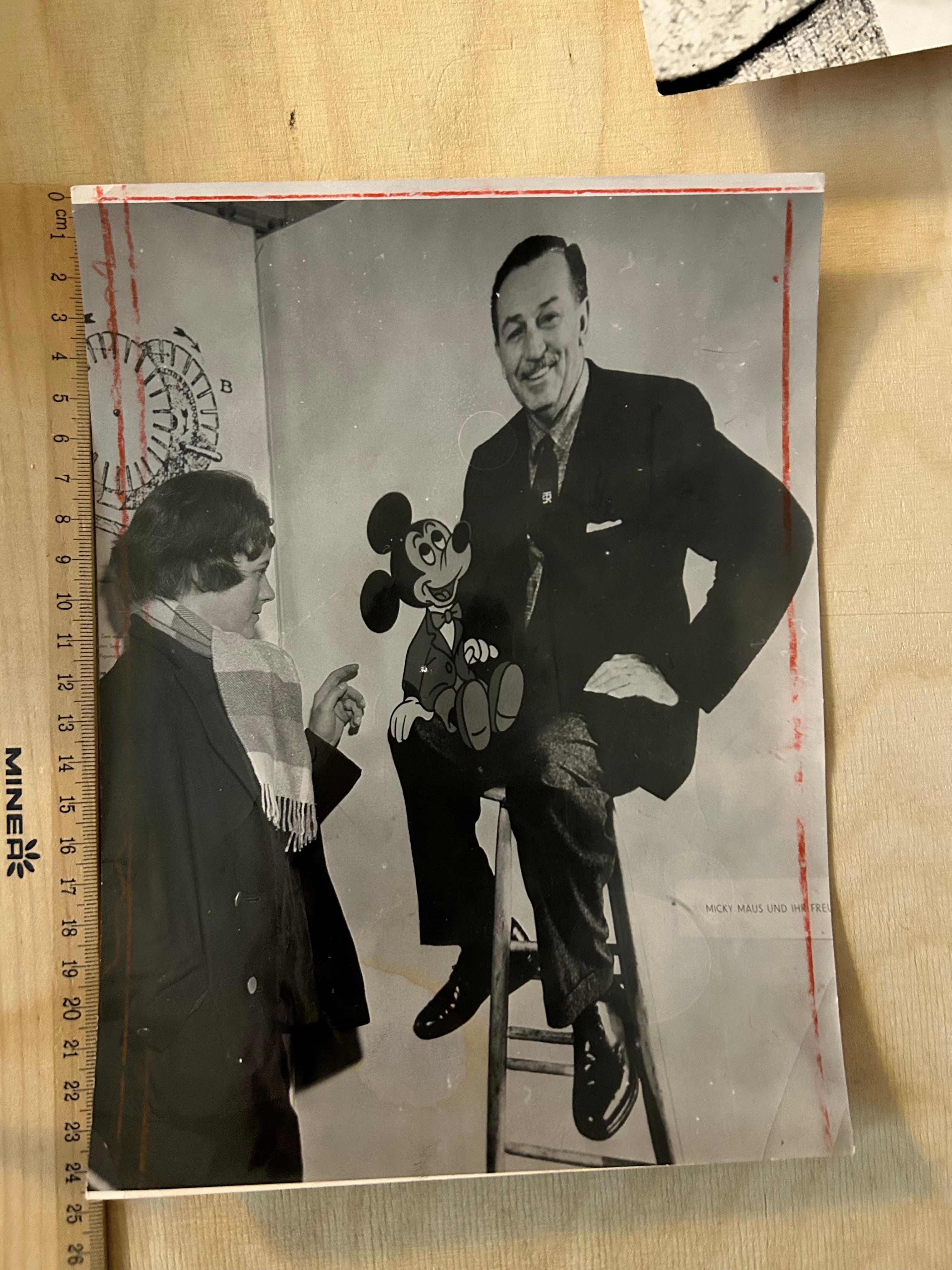 Walter „Walt“ Disney  - Convolute of 7 Original Press Fotos aus der Presse im Angebot 1