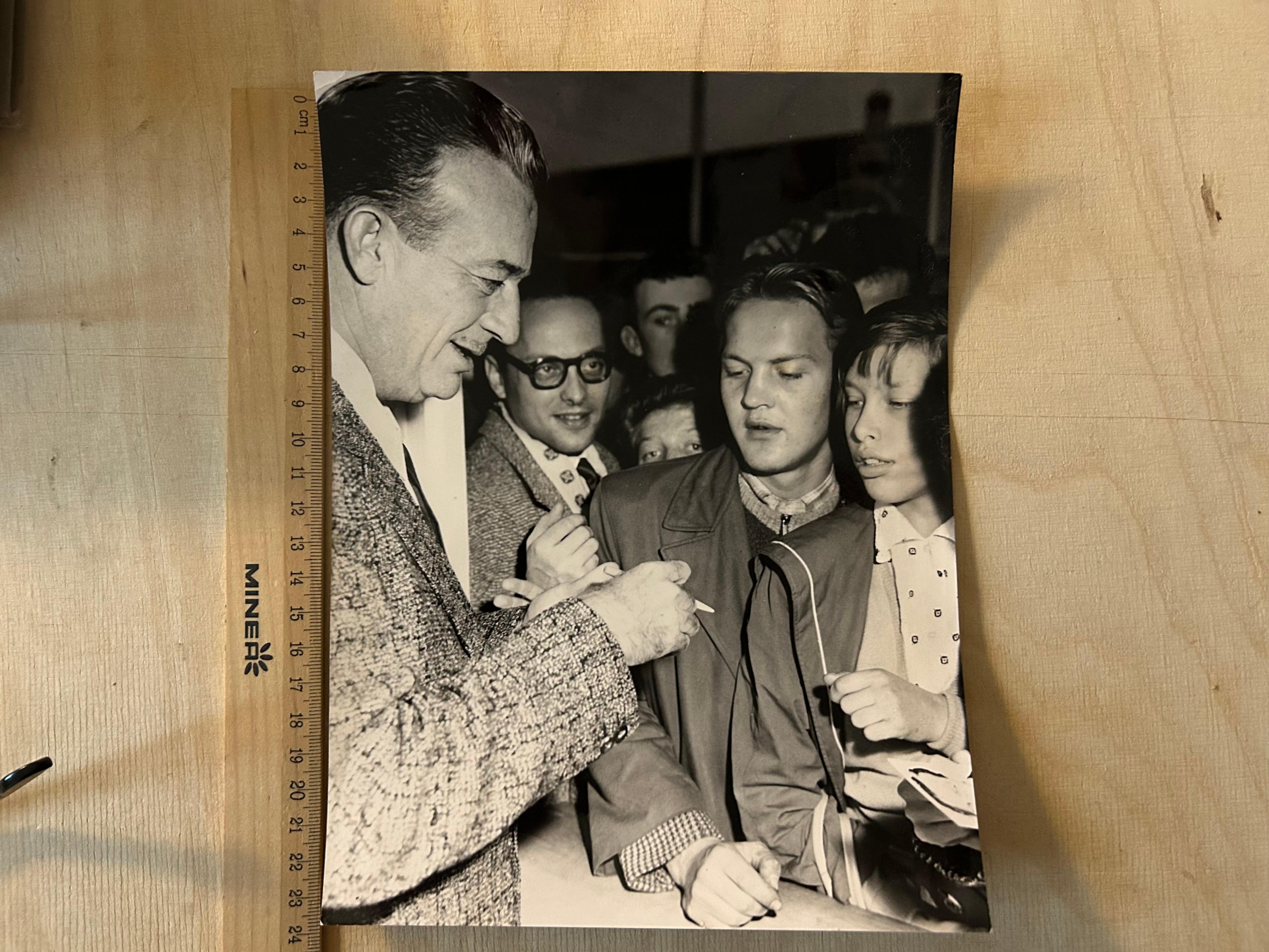 Walter „Walt“ Disney  - Convolute of 7 Original Press Fotos aus der Presse im Angebot 3