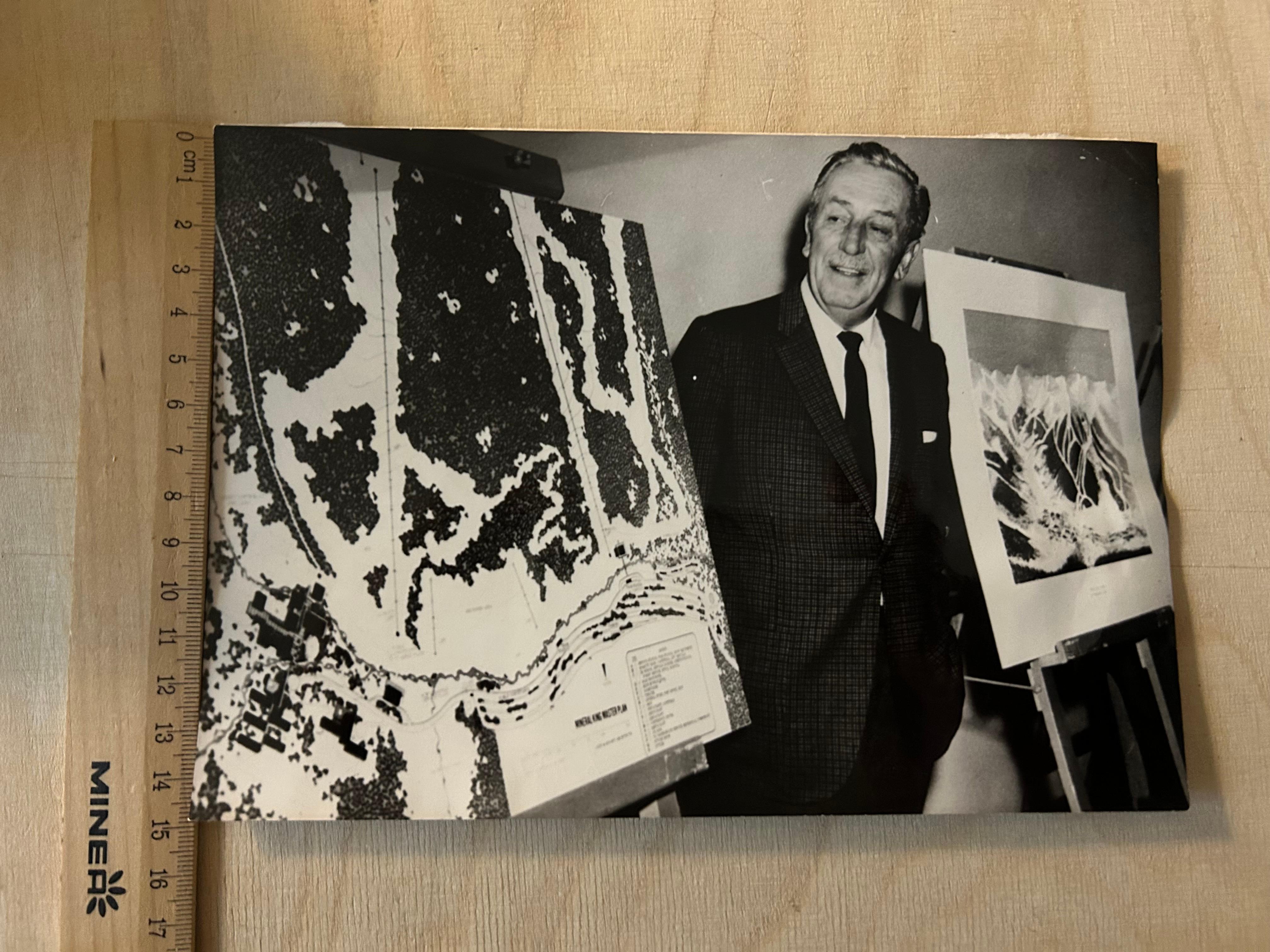Walter „Walt“ Disney  - Convolute of 7 Original Press Fotos aus der Presse im Angebot 5