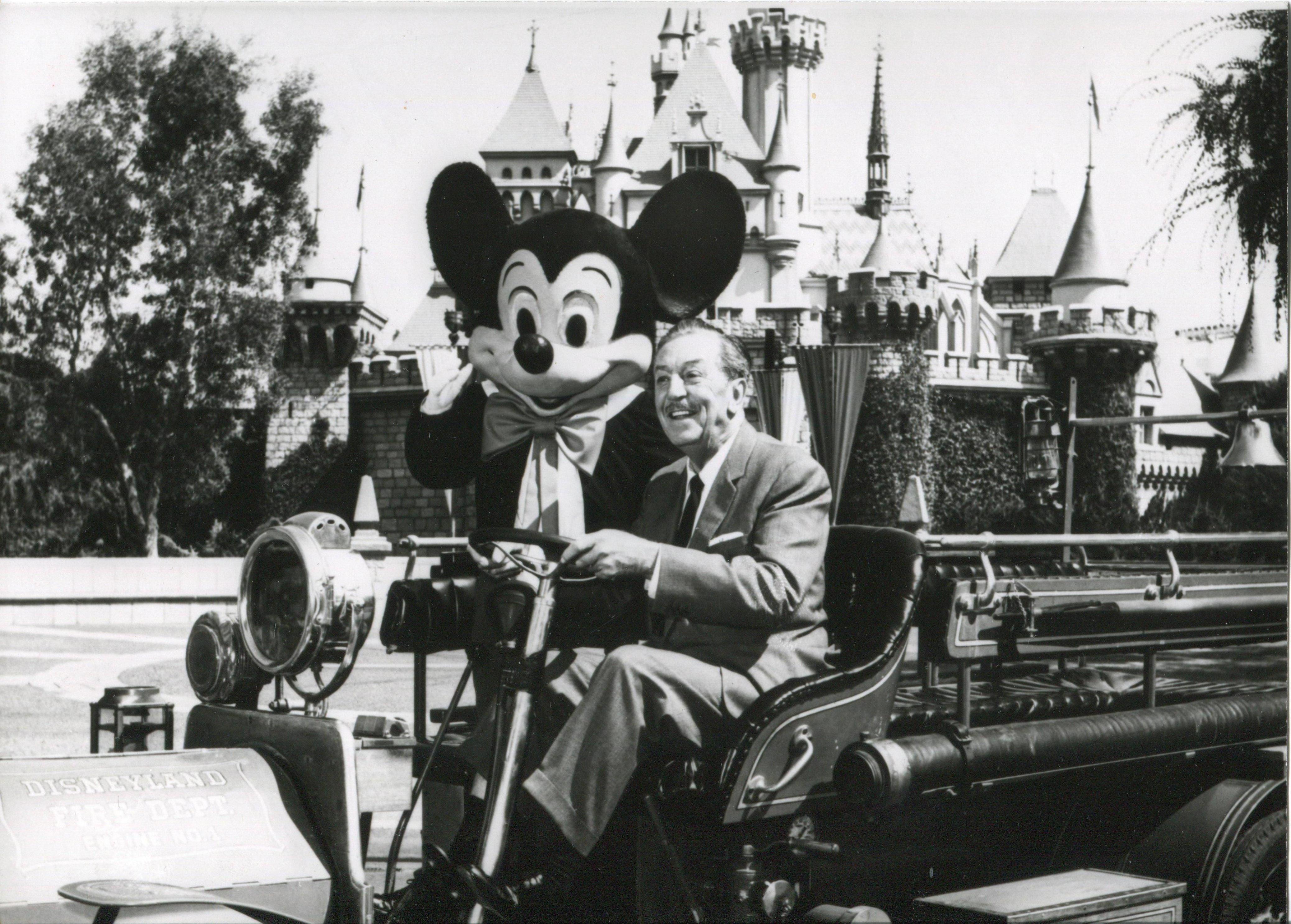 Peter Bischoff Black and White Photograph – Walter „Walt“ Disney  - Convolute of 7 Original Press Fotos aus der Presse