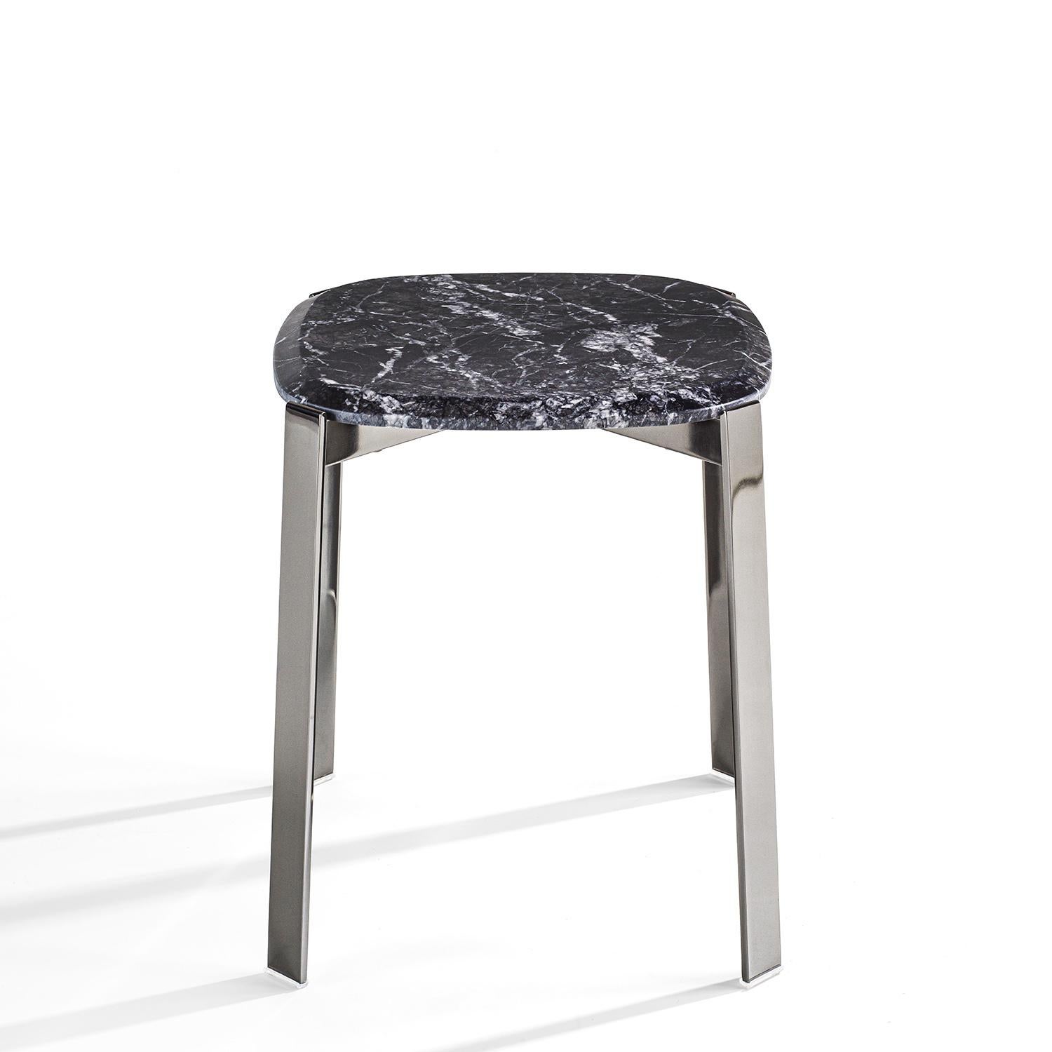 Table d'appoint Peters noir en métal chromé
structure et avec un plan en marbre gris carnico.
Egalement disponible en marbre noir sahara ou avec
dessus en marbre blanc calacatta, sur demande.