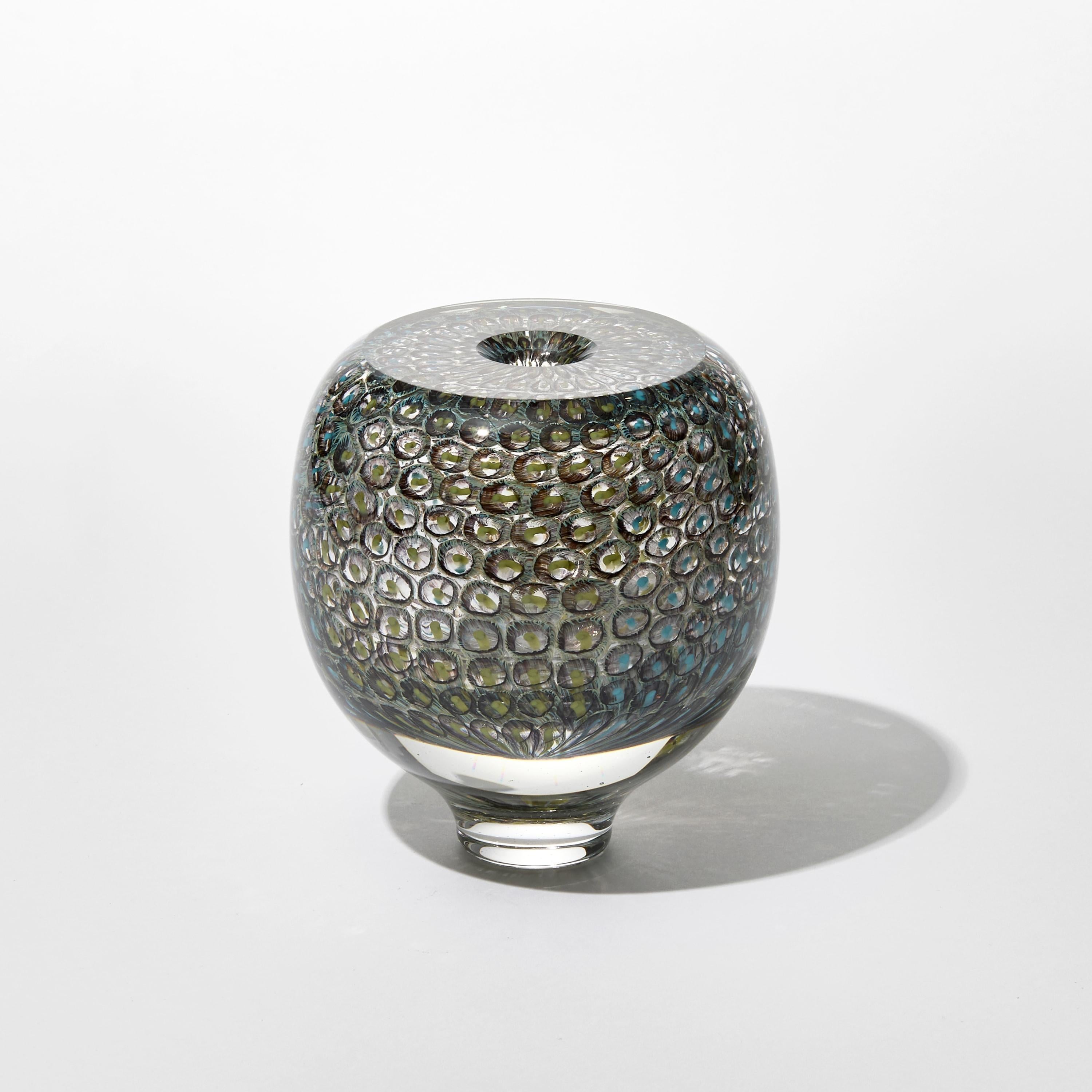 'Murrine Quadrants in Pistachio & Turquoise I' è un'opera d'arte in vetro unica dell'artista britannico Peter Bowles. 

Inizialmente ha studiato vetro allo Stourbridge College of Art and Design, Peter Bowles ha poi lavorato con alcuni dei più