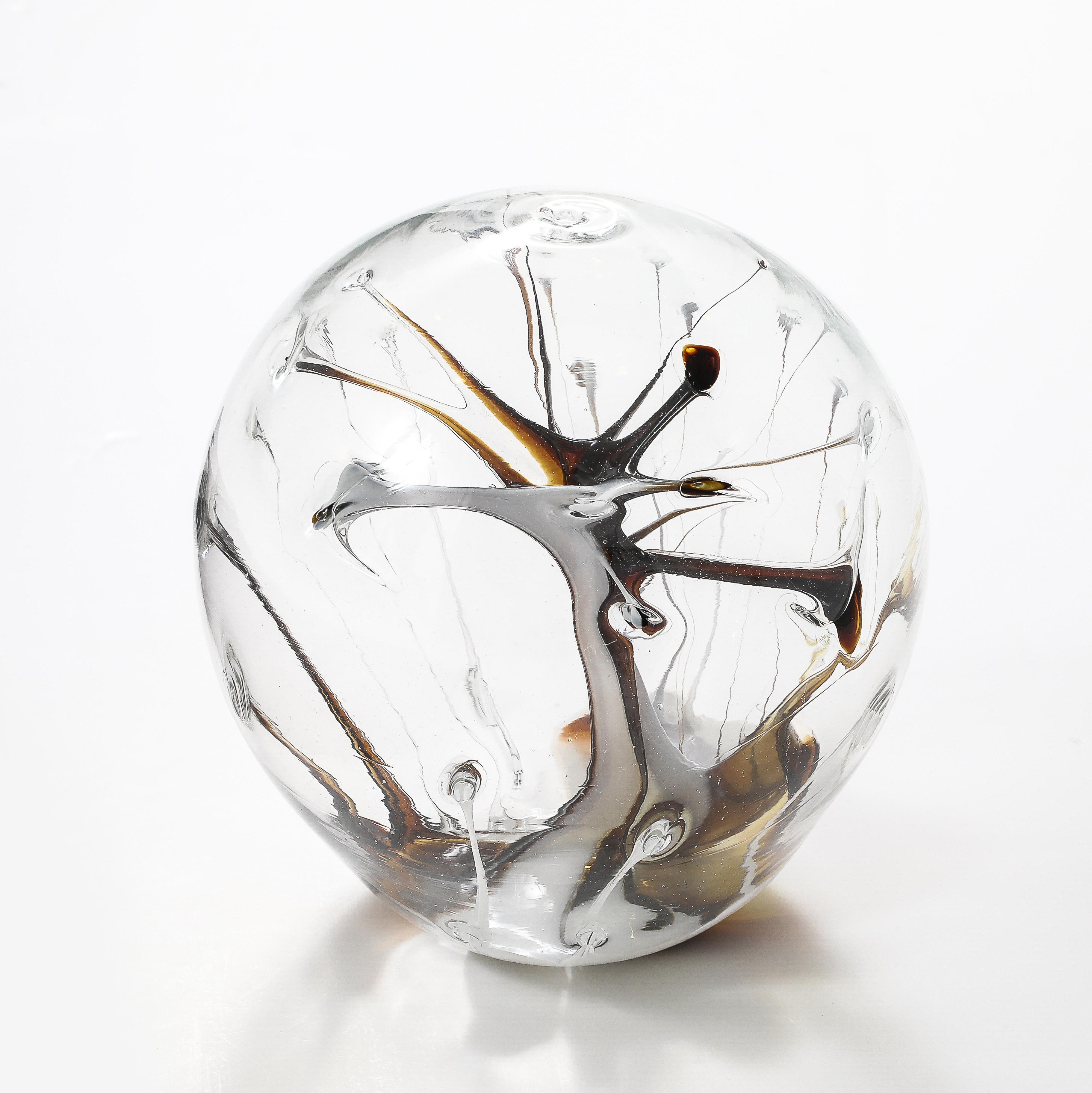 Grande sculpture en verre Orbe de Peter Bramhall, intitulée 