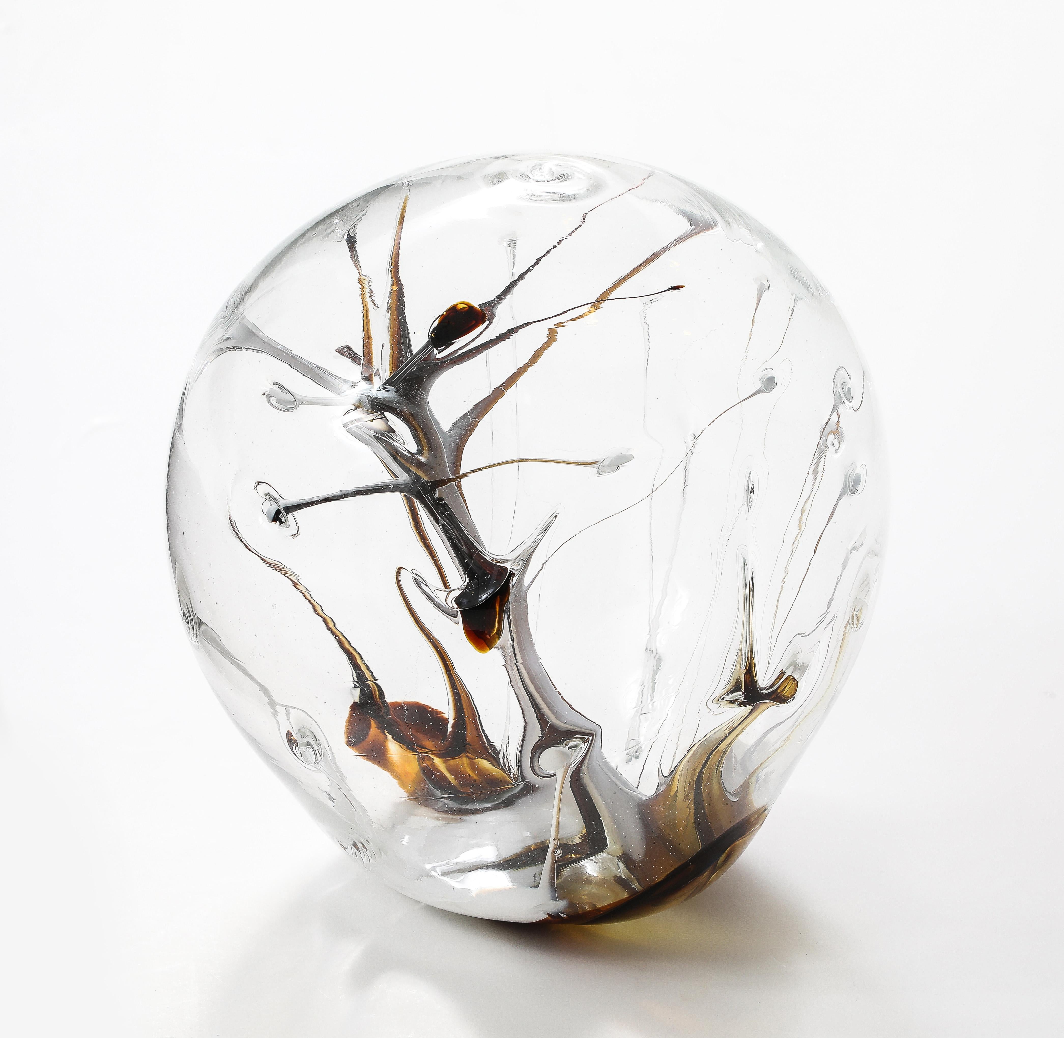 Verre brun Sculpture d'un orbe en verre de Peter Bramhall, 1985 en vente