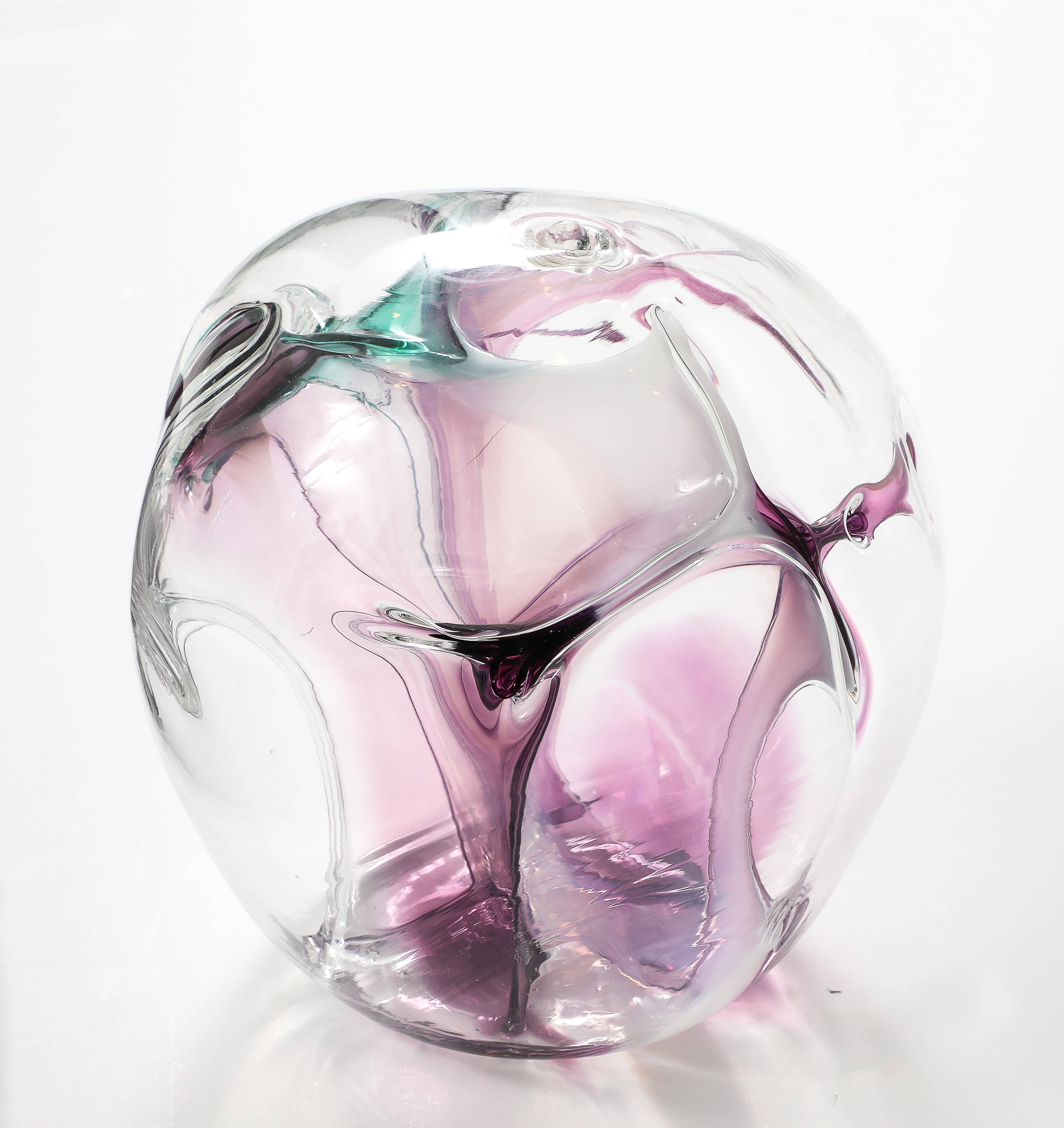 Moderne Sculpture d'un orbe en verre de Peter Bramhall, datée de 1998. en vente