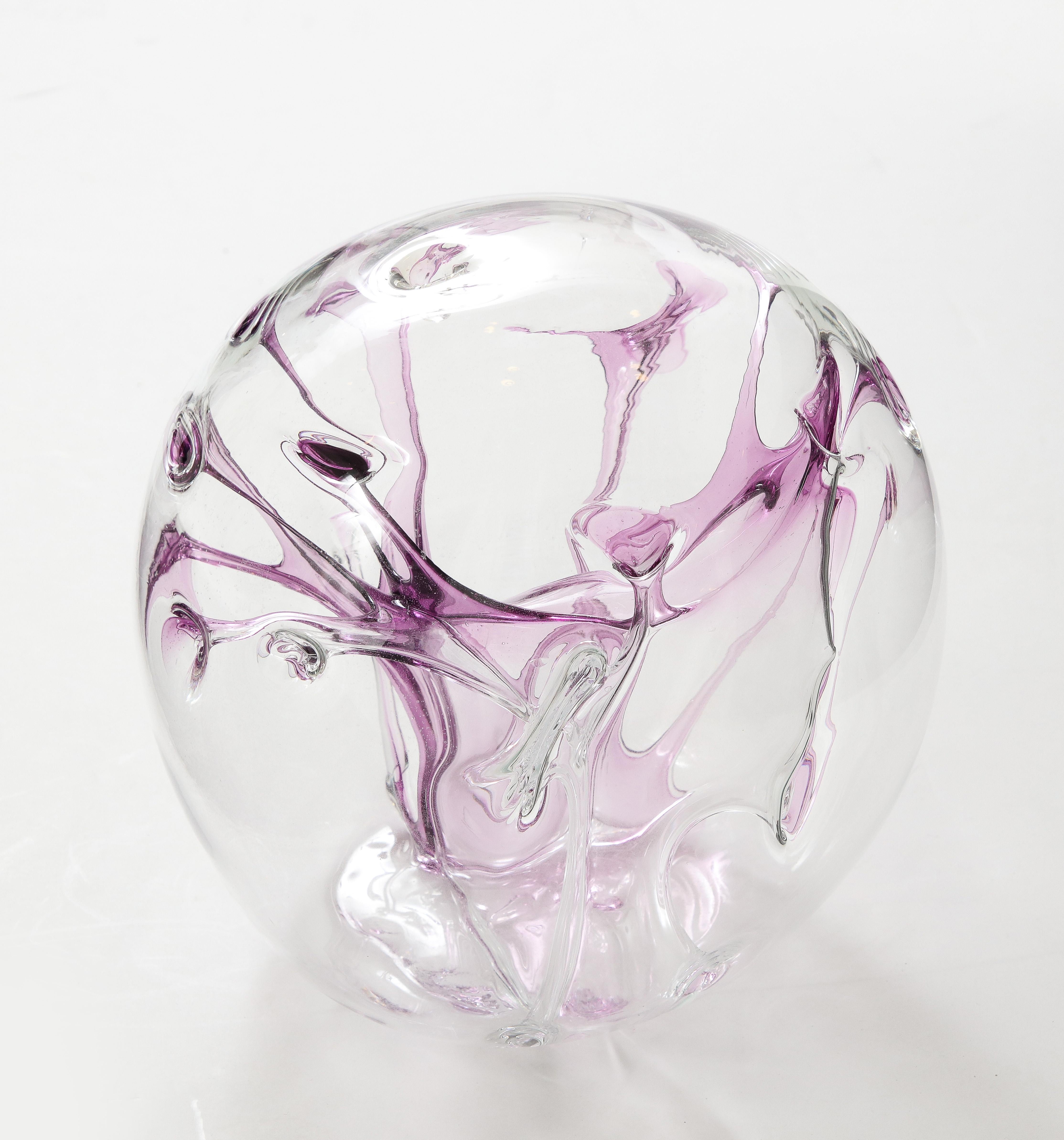 Moderne Peter Bramhall Violet, orbe en verre transparent en vente