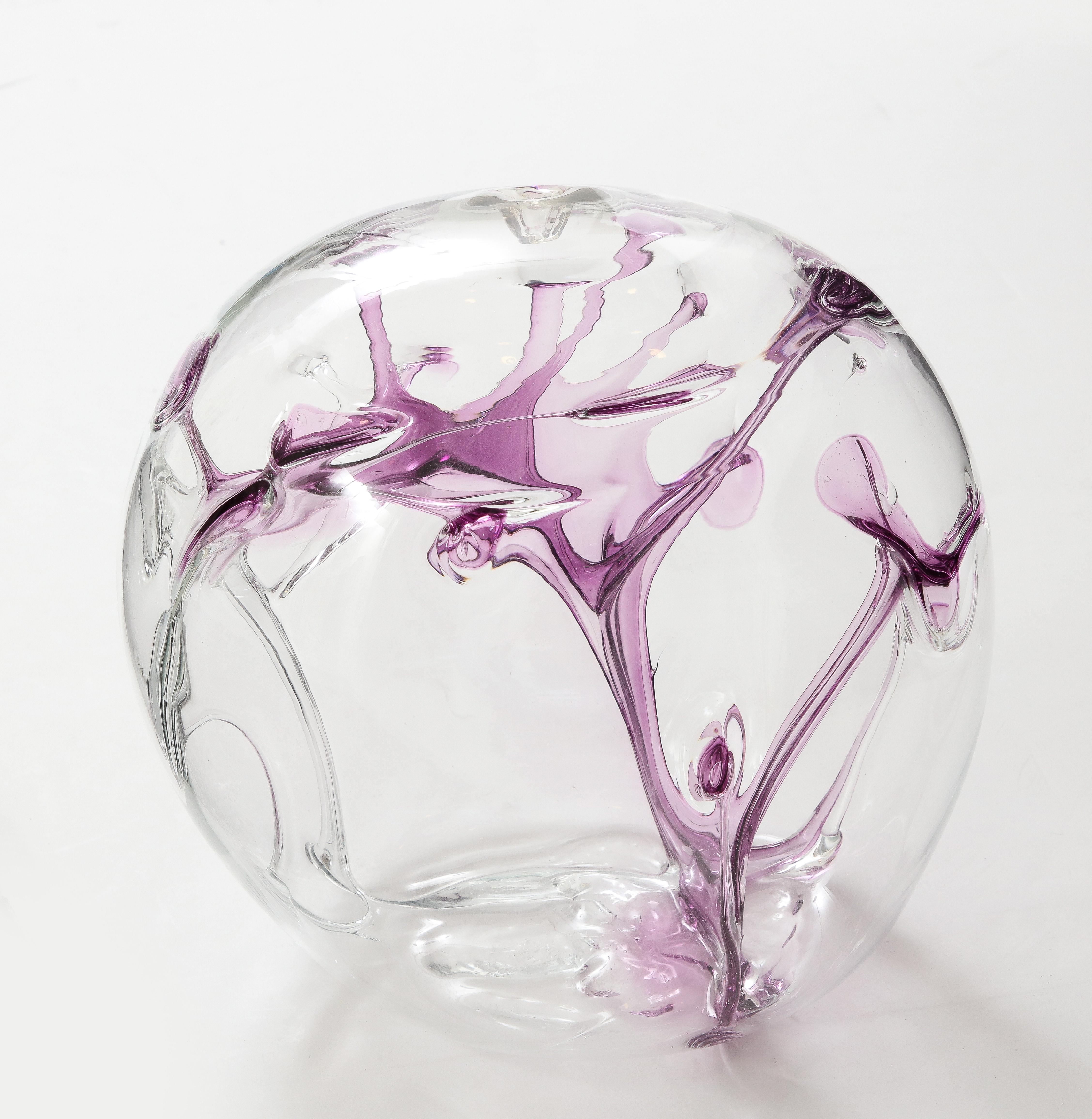 Verre d'art Peter Bramhall Violet, orbe en verre transparent en vente