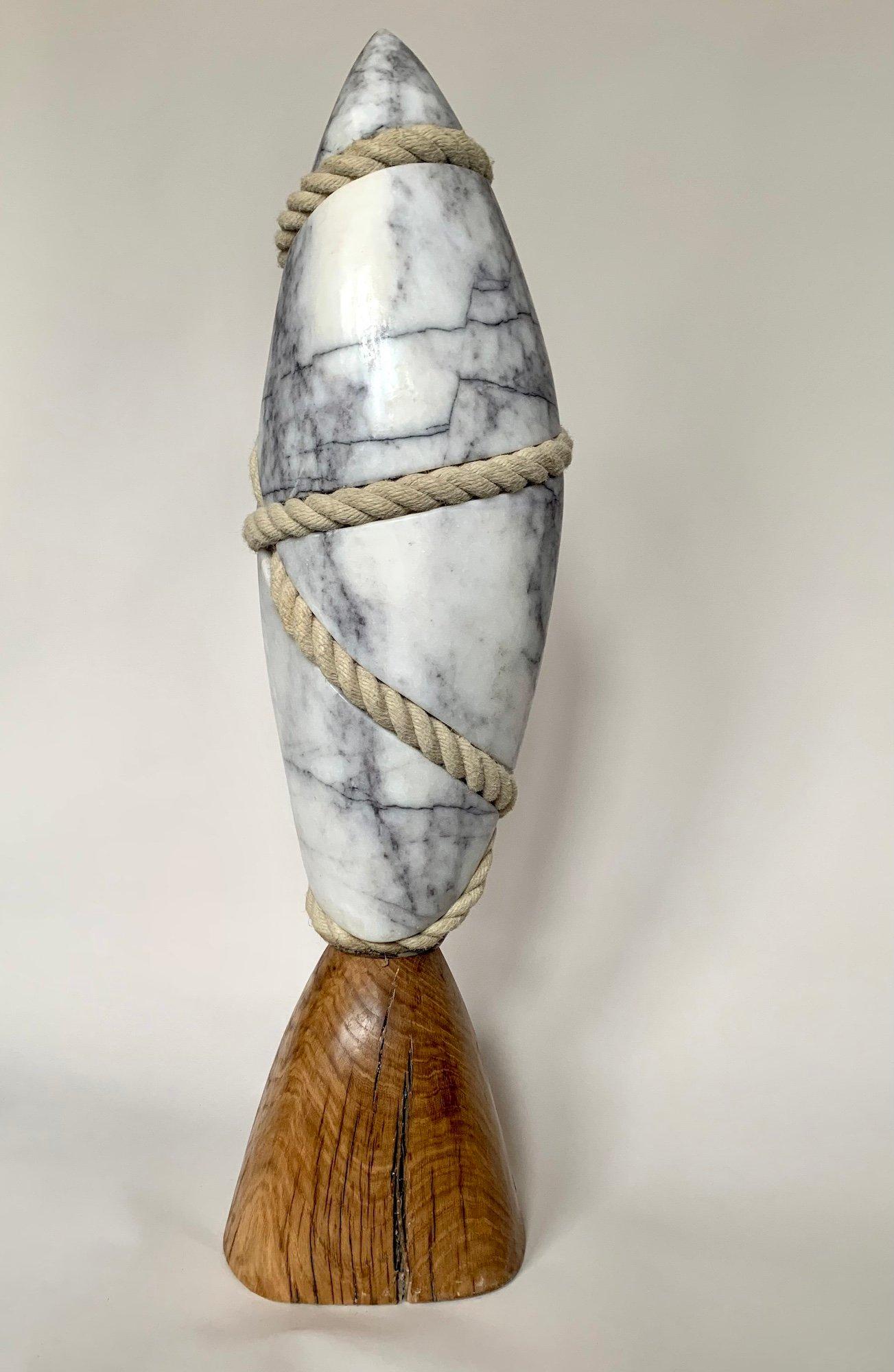 Aspiration de Peter Brooke-Ball - Sculpture abstraite en marbre, chêne et corde en vente 1