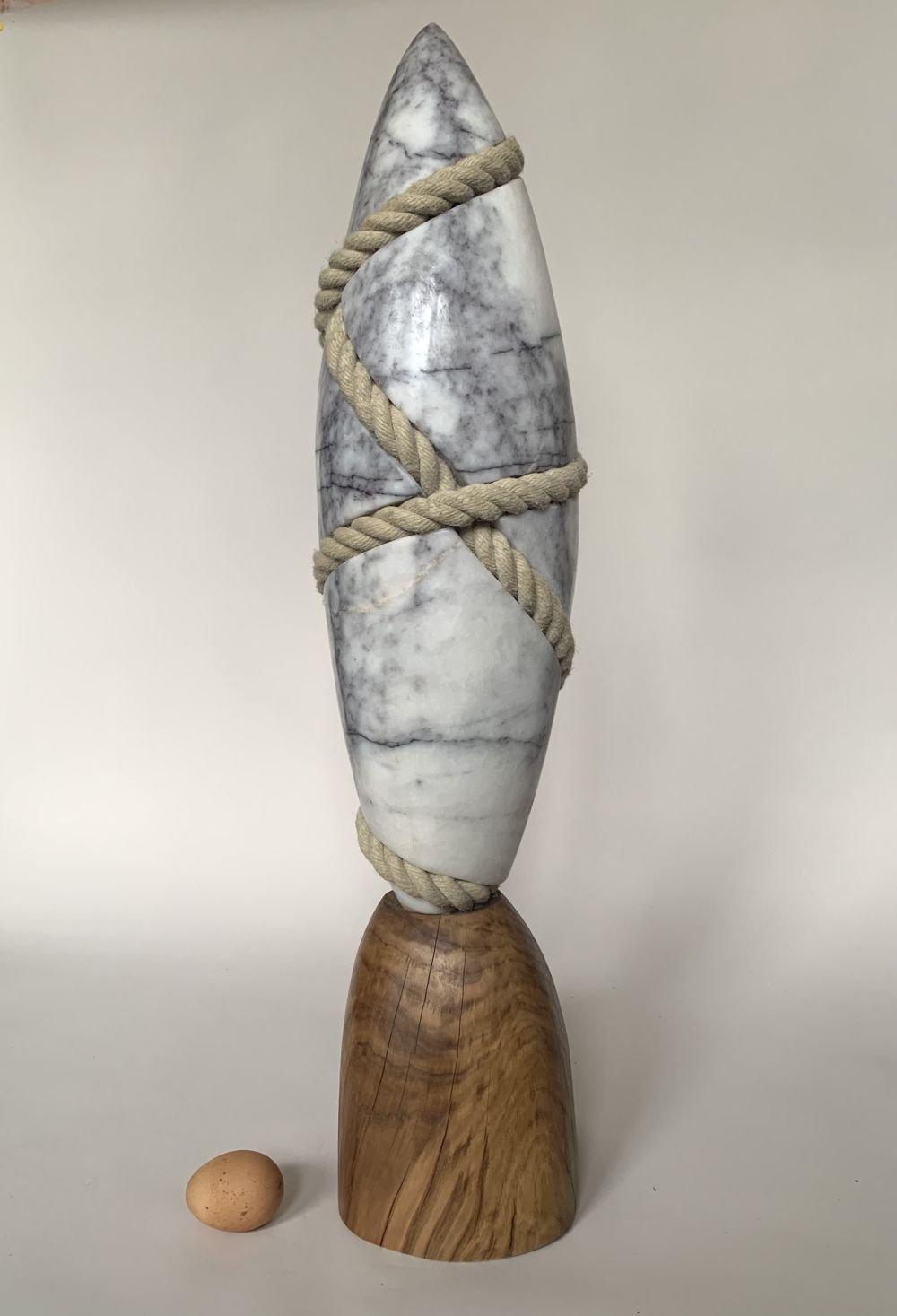 Aspiration von Peter Brooke-Ball – Skulptur aus Marmor, Eiche und Seil, abstrakt im Angebot 3