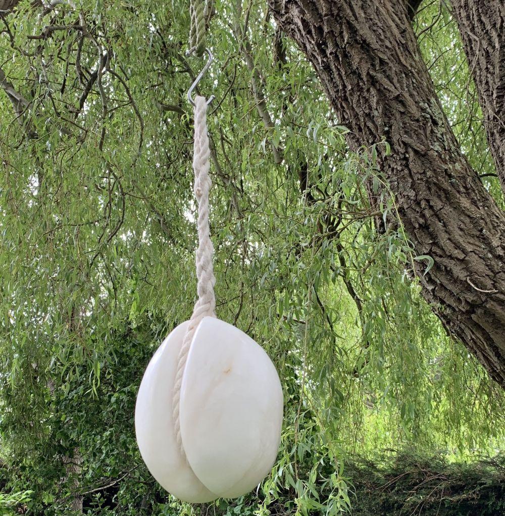 Freedom de Peter Brooke Ball - Sculpture abstraite en albâtre, blanc, mystère en vente 2