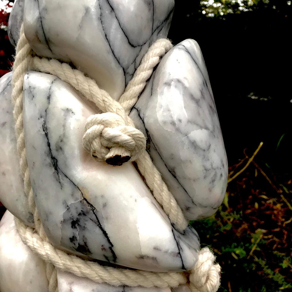 Hanging Free par Peter Brook and Ball - Sculpture d'extérieur en marbre et corde, Abstrait en vente 1