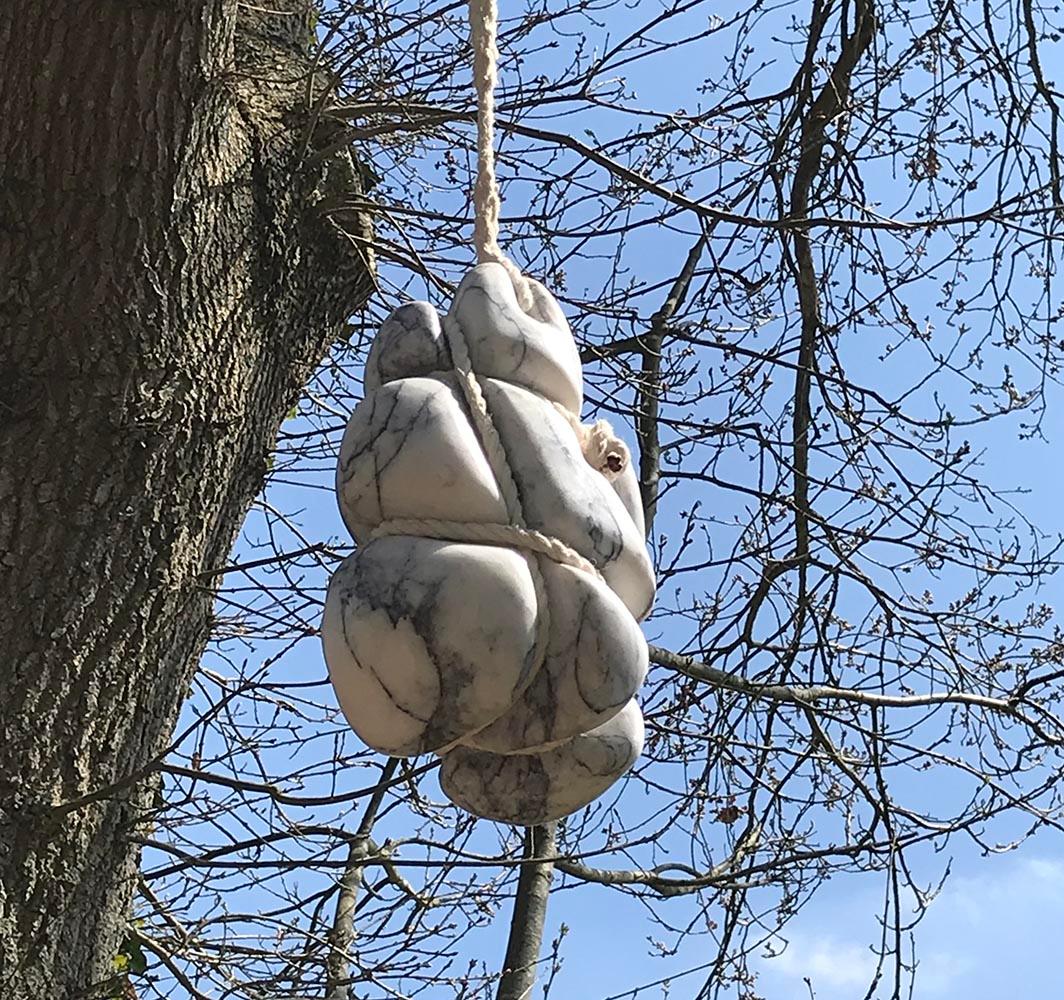 Hanging Free par Peter Brook and Ball - Sculpture d'extérieur en marbre et corde, Abstrait en vente 2