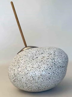 Spielen von Peter Brooke-Ball – Felsskulptur, abstrakt