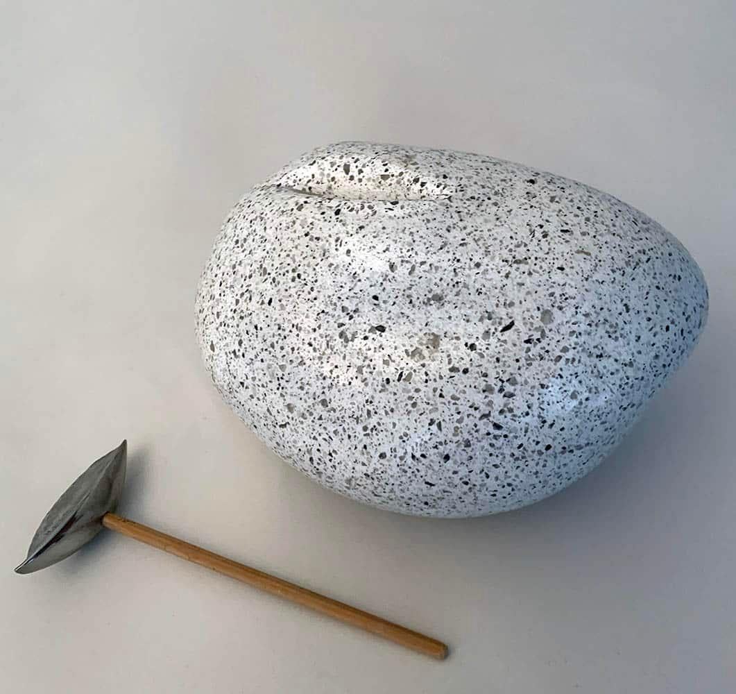 Spielen von Peter Brooke-Ball – Felsskulptur, abstrakt im Angebot 2