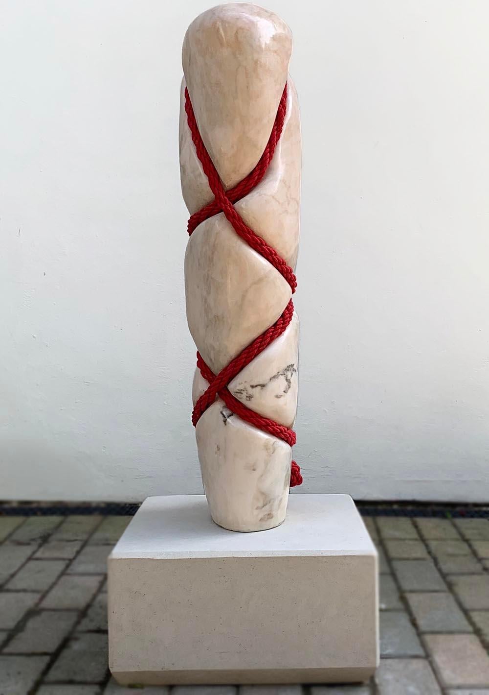 Praise von Peter Brooke-Ball - Seil- und Marmorskulptur, abstrakt, hell, rot