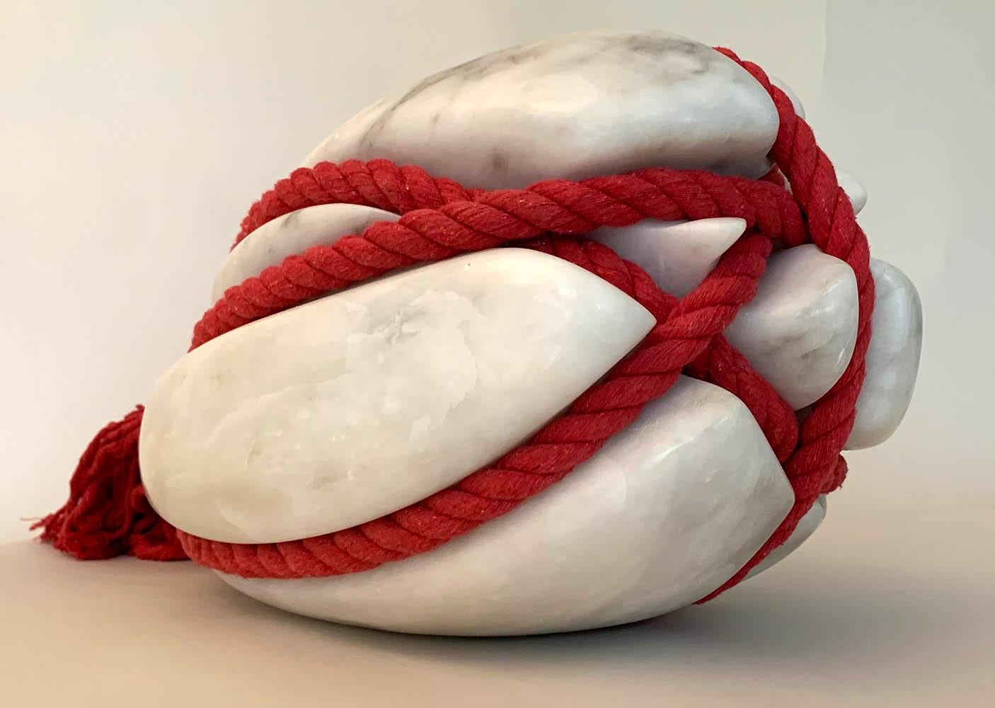 Sculpture en pierre abstraite rouge Flow Stone de Peter Brooke-Ball, corde et pierre en vente 1
