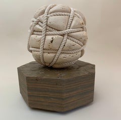 Résolu par Peter Brooke-Ball - Sculpture de corde et de pierre:: abstraite