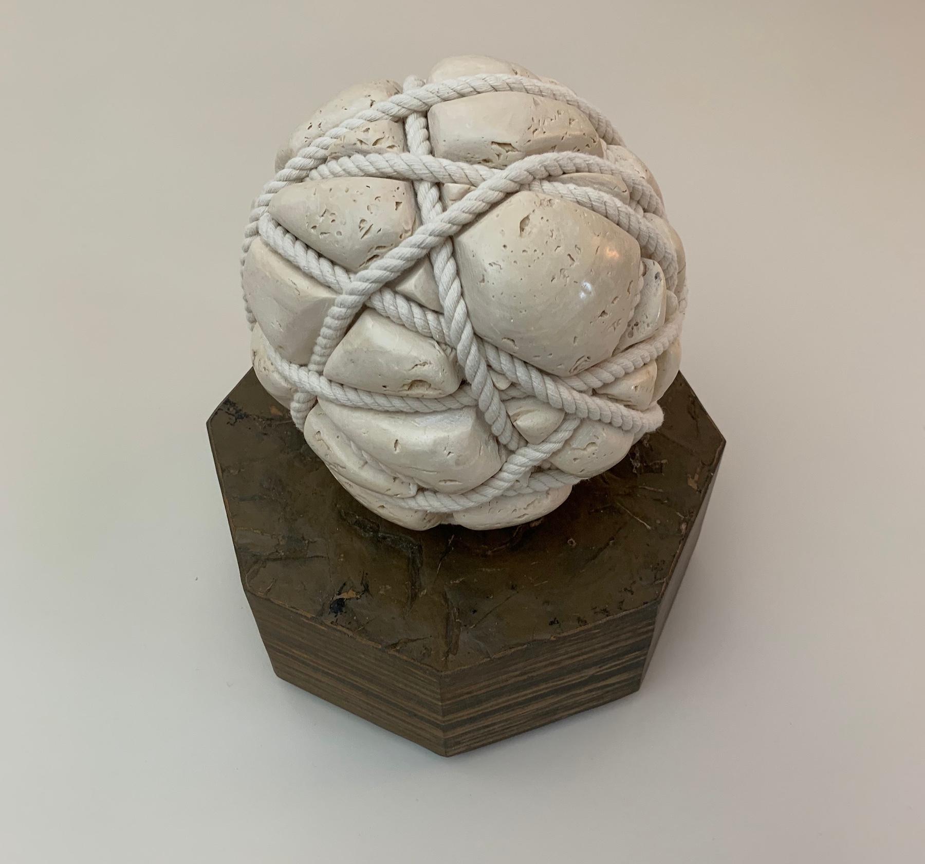 Travertine and cotton rope on shale/sandstone base, 30 cm × 26 cm × 26 cm.
Height of the sculpture : 20 cm
Dimensions of the base : H 10 x L 26 x D 26 cm.
Unique work delivered with a certificate of authenticity. 
Peter Brooke-Ball's works surprise