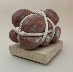 Geschnitzt von Peter Brooke-Ball - Skulptur aus Seil und Stein, abstrakt